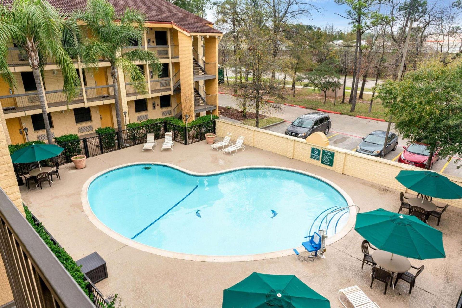 Super 8 by Wyndham The Woodlands North photo 6