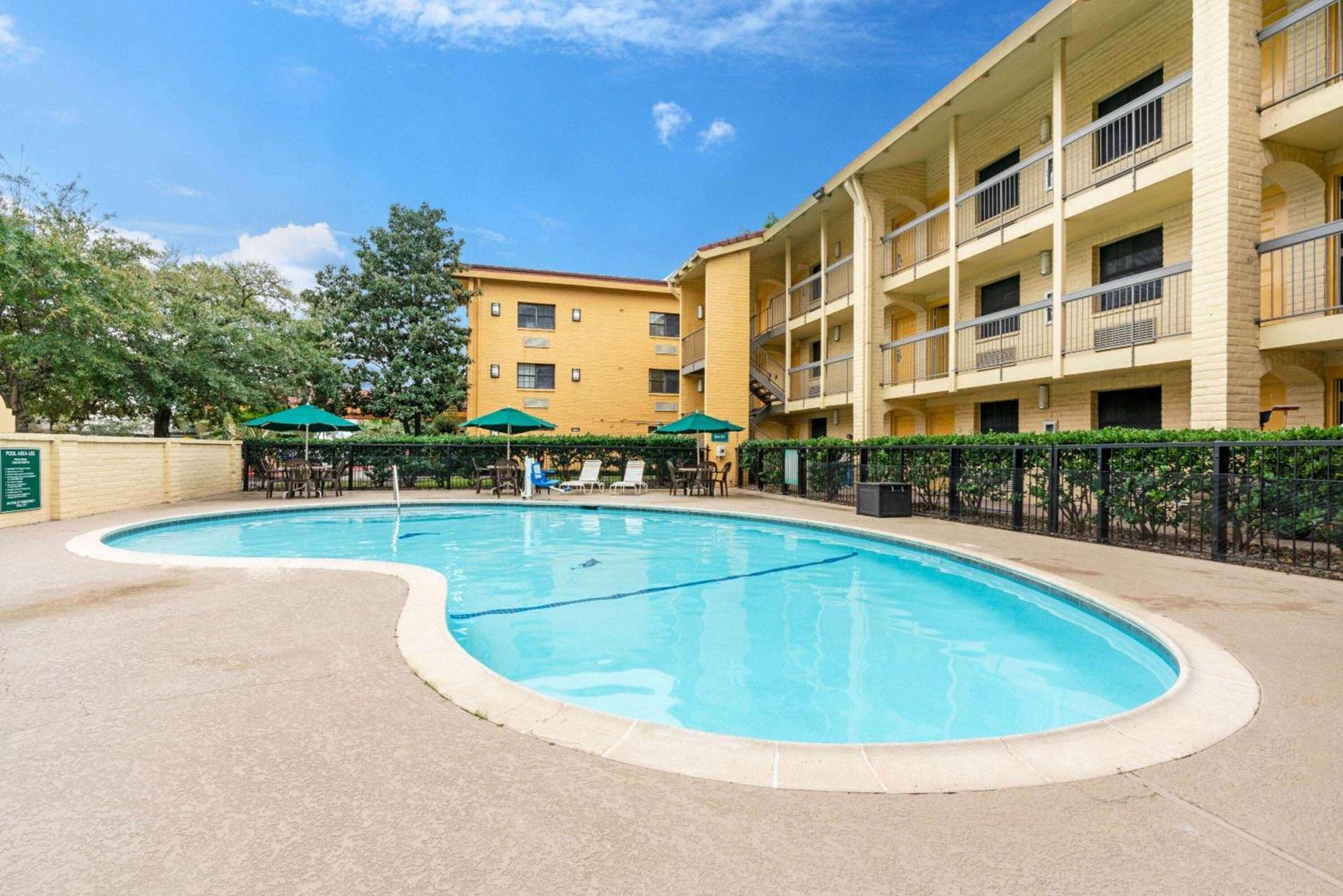 Super 8 by Wyndham The Woodlands North photo 7