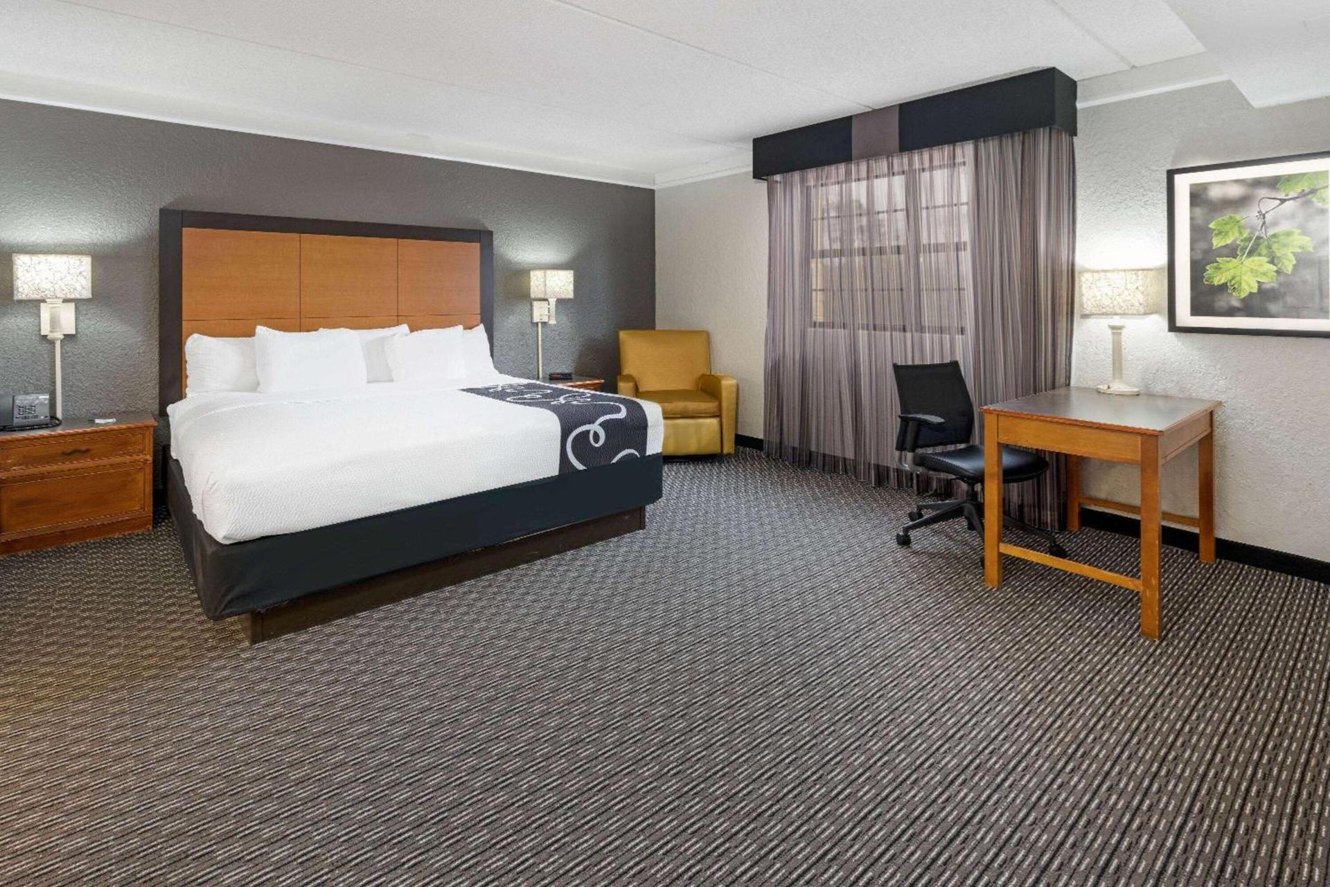 Super 8 by Wyndham The Woodlands North photo 8