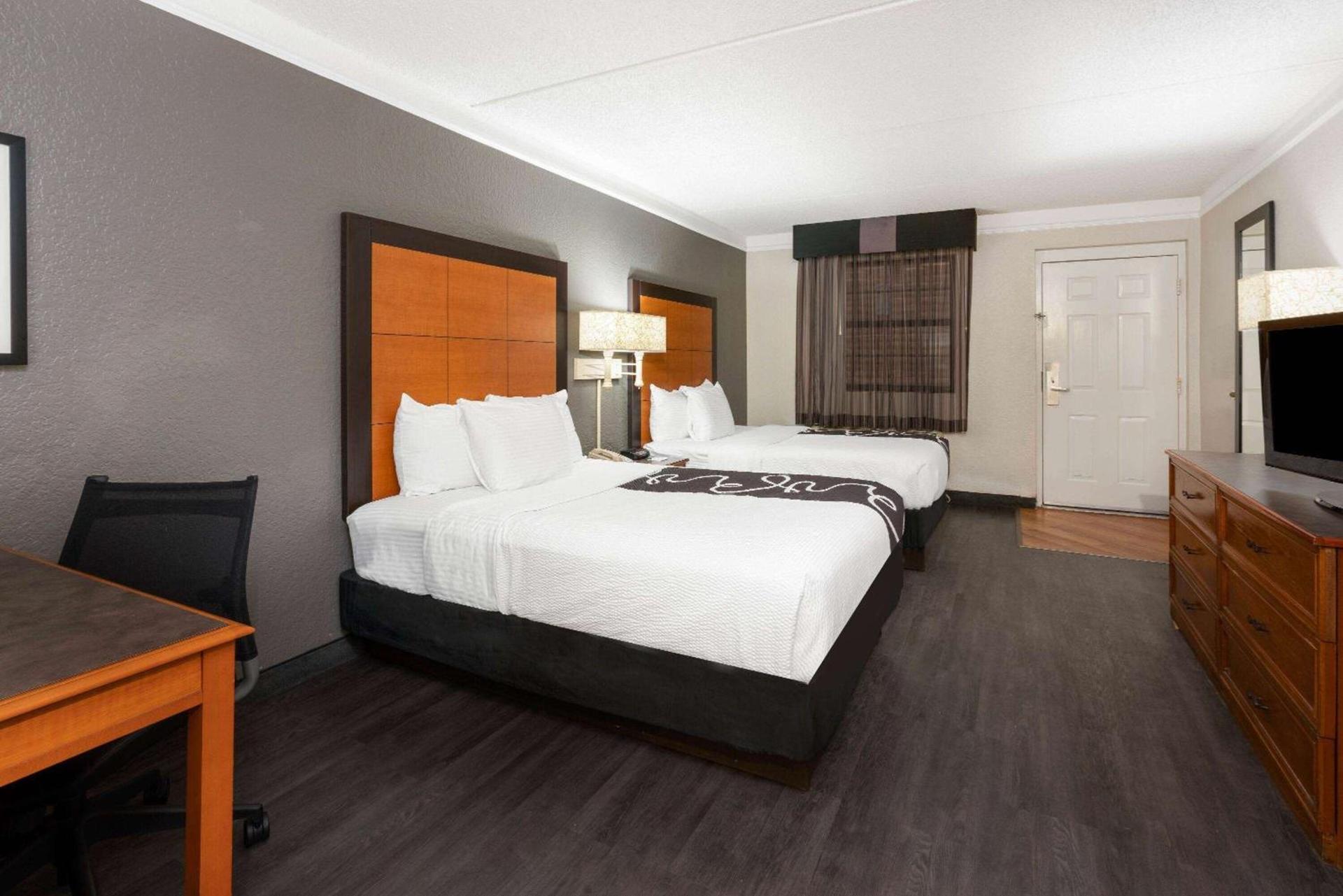 Super 8 by Wyndham The Woodlands North photo 9