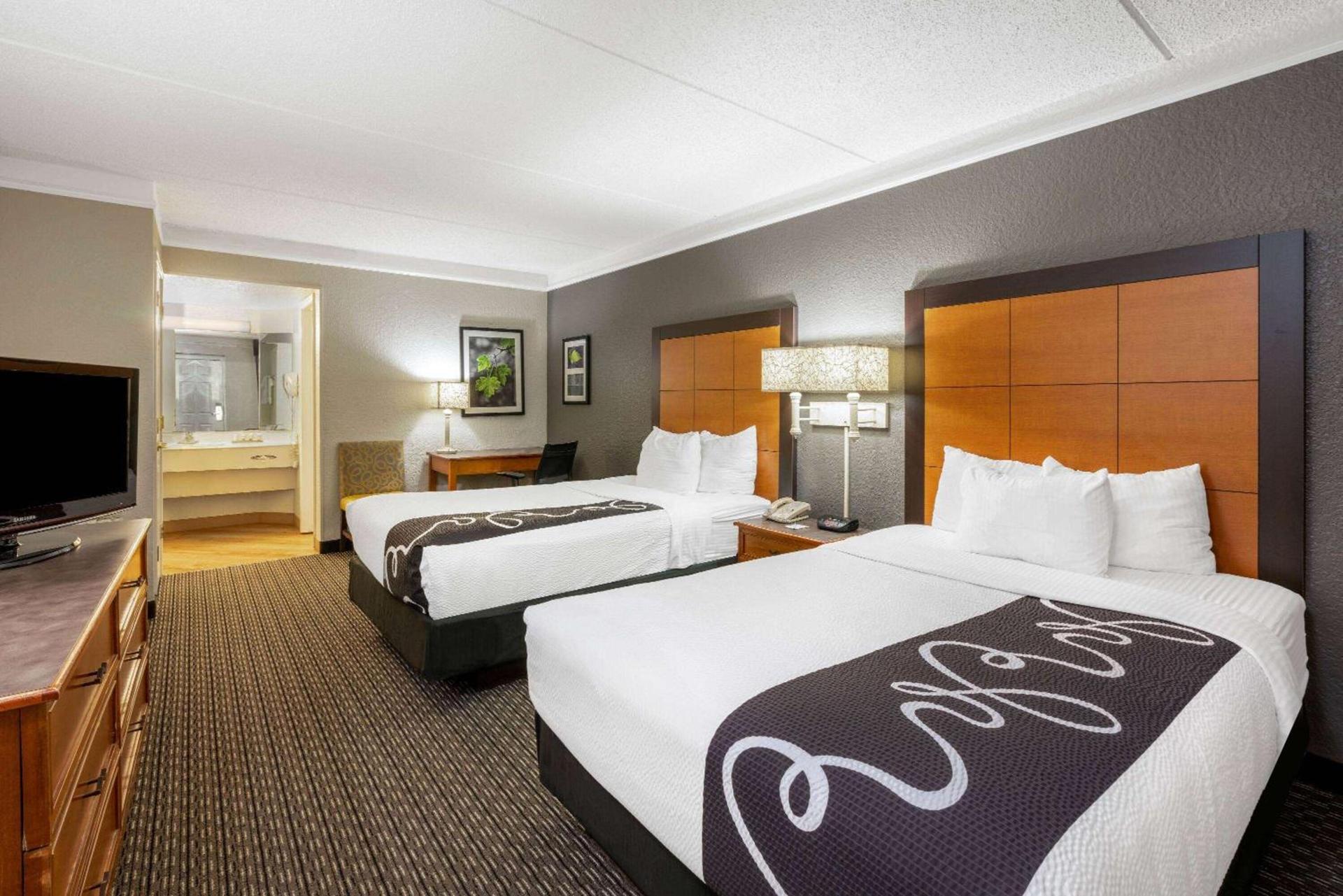Super 8 by Wyndham The Woodlands North photo 11