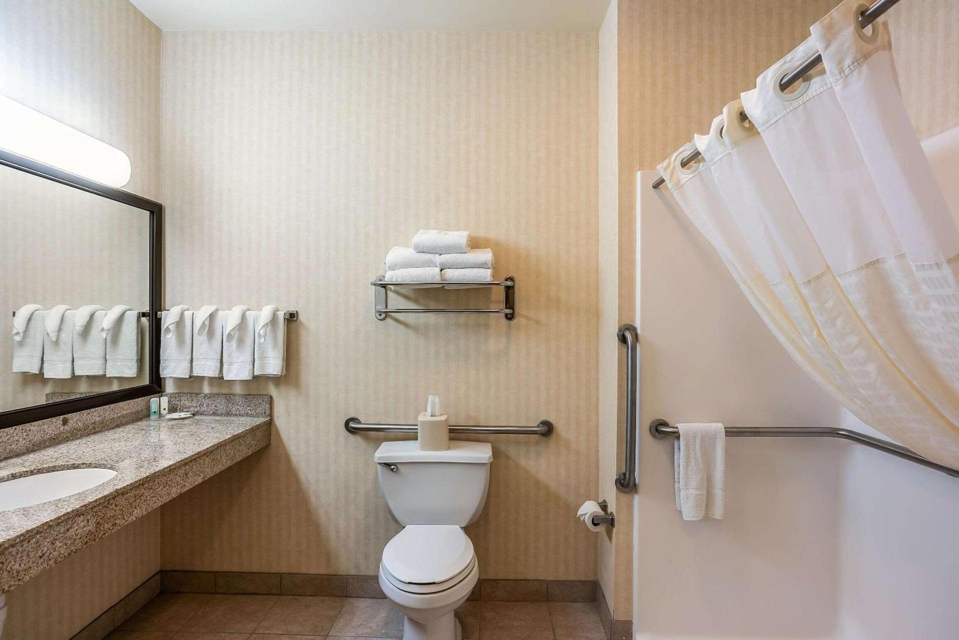 Quality Inn & Suites Hannibal West photo 10