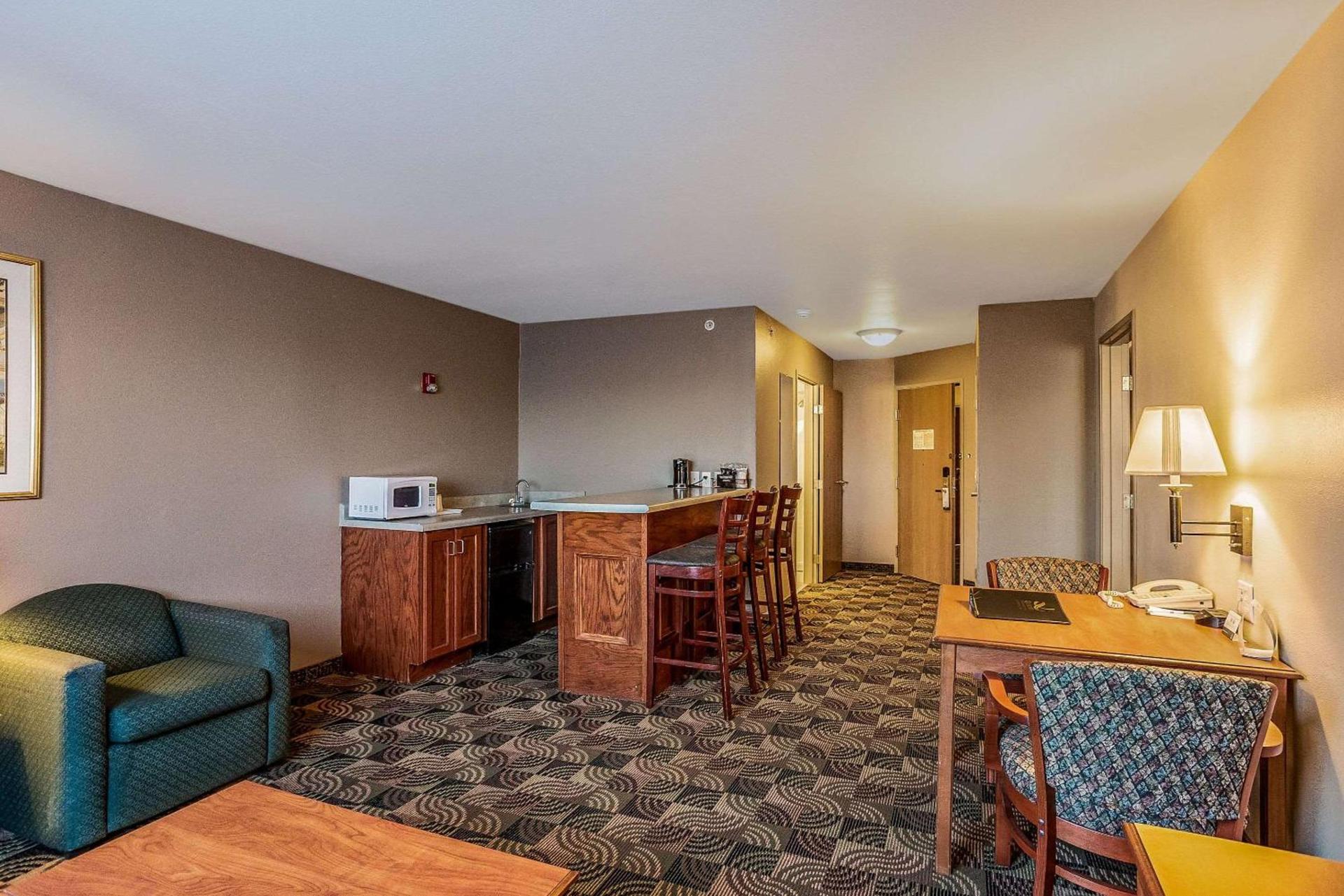 Quality Inn & Suites Hannibal West photo 16