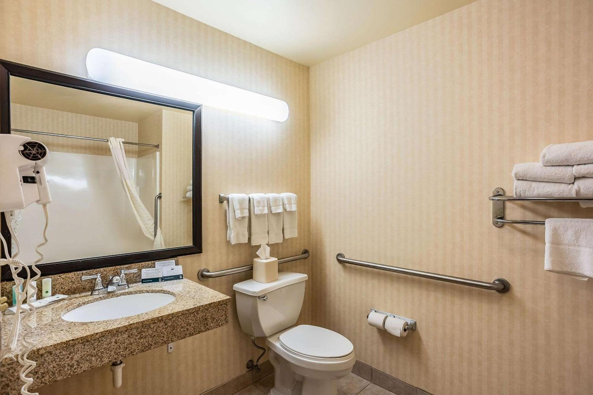 Quality Inn & Suites Hannibal West photo 17