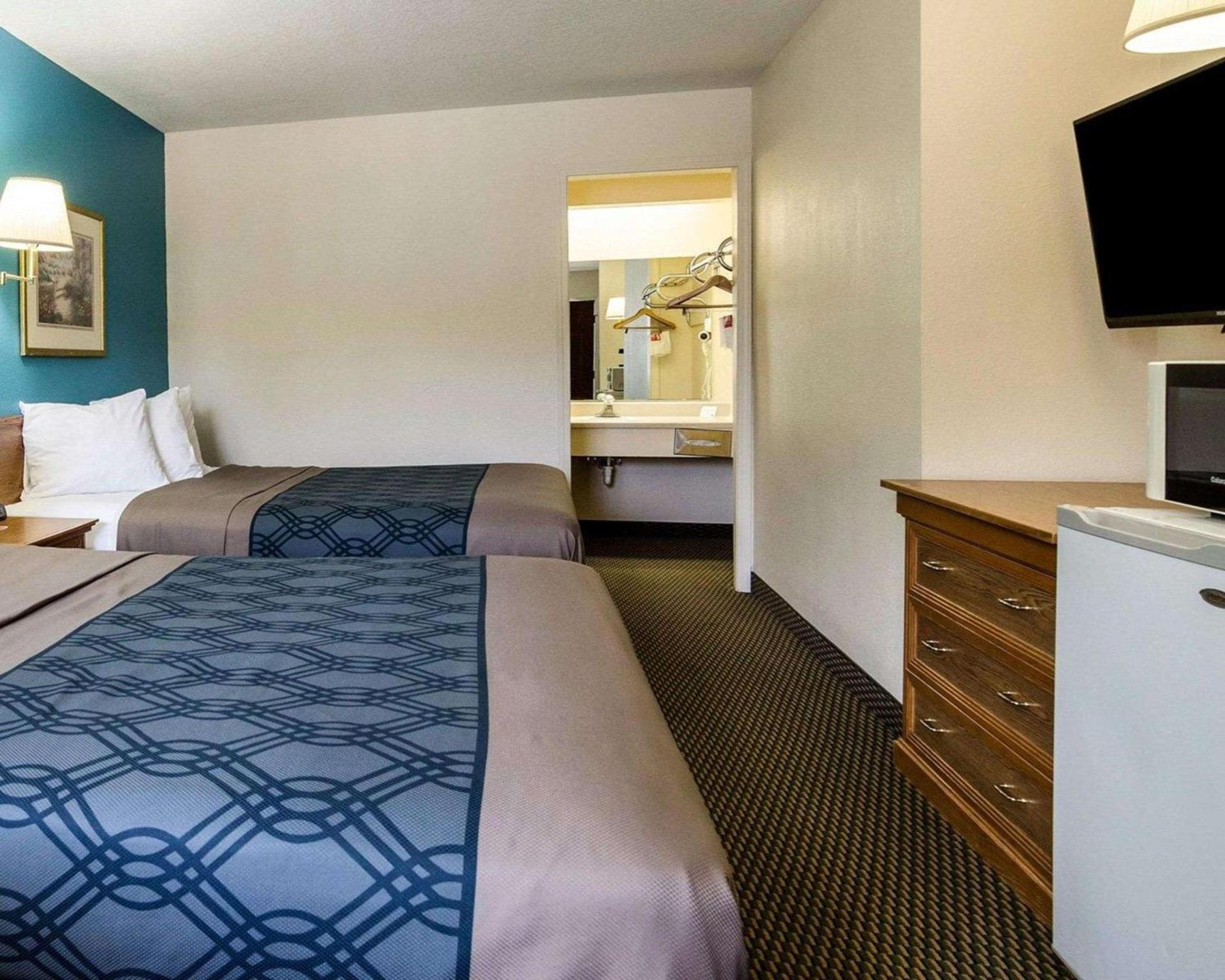 Econo Lodge Lawrence near University photo 11