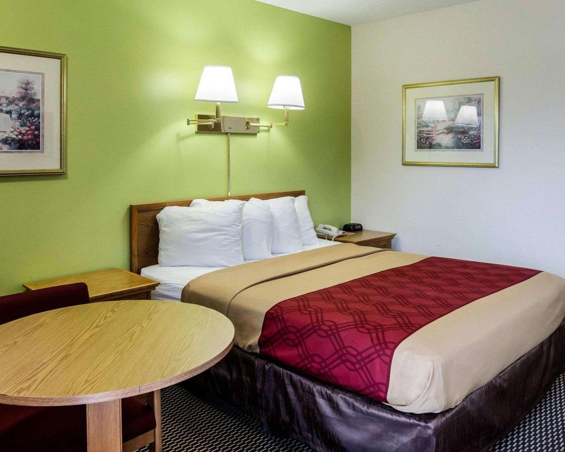 Econo Lodge Lawrence near University photo 12