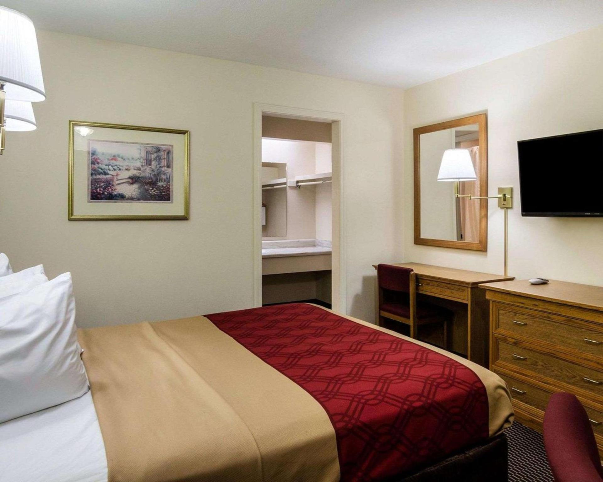 Econo Lodge Lawrence near University photo 13