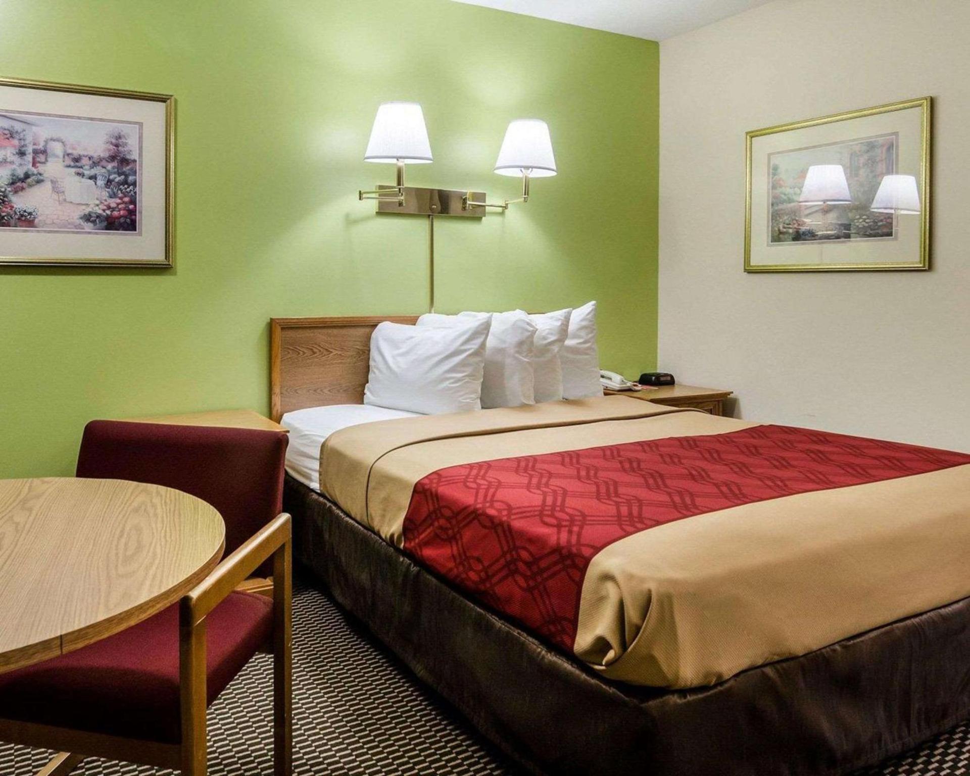 Econo Lodge Lawrence near University photo 16