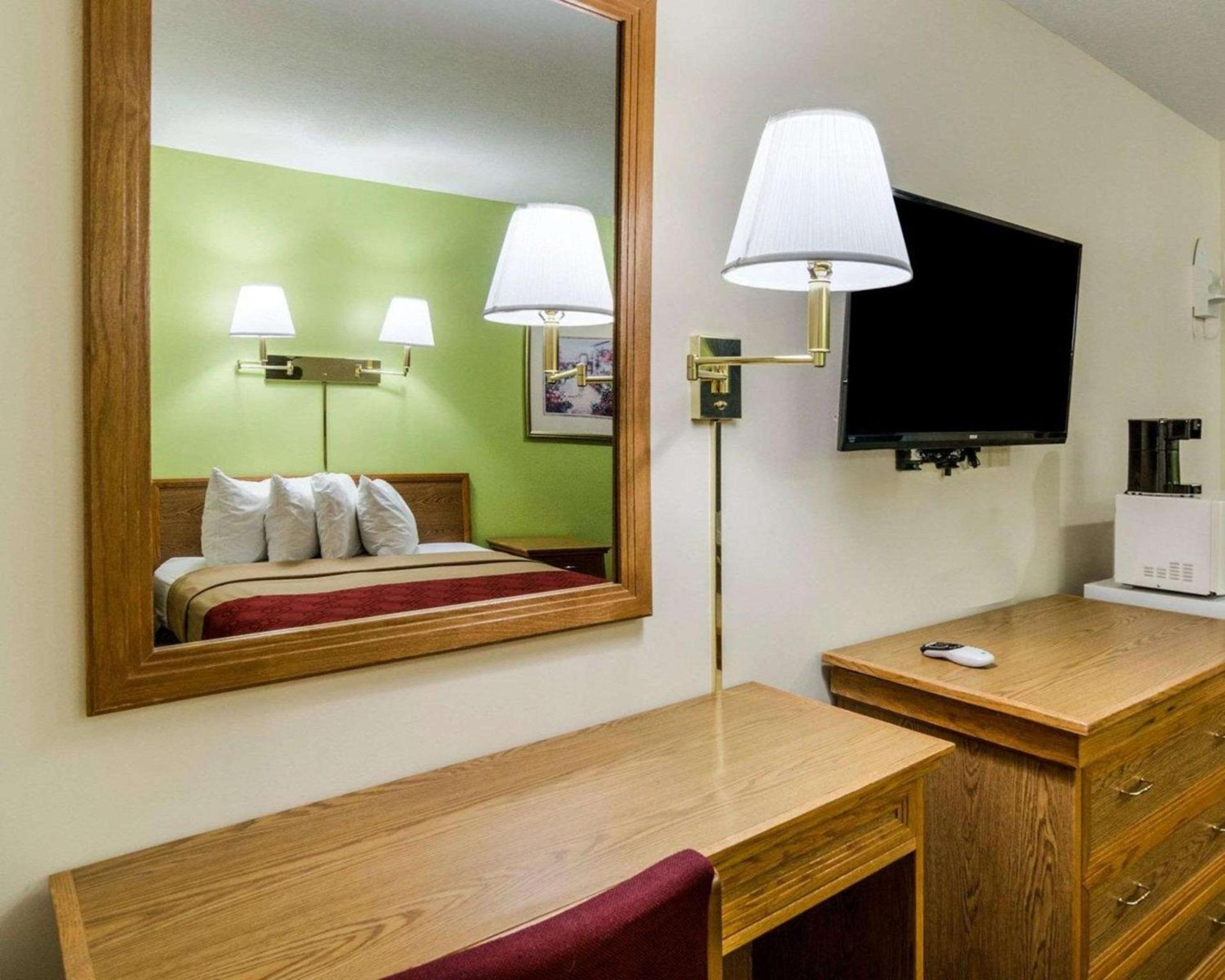 Econo Lodge Lawrence near University photo 15