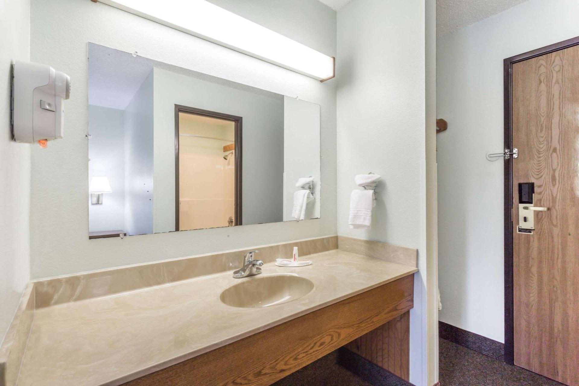 Super 8 by Wyndham Gallipolis Pt Pleasant Area photo 7