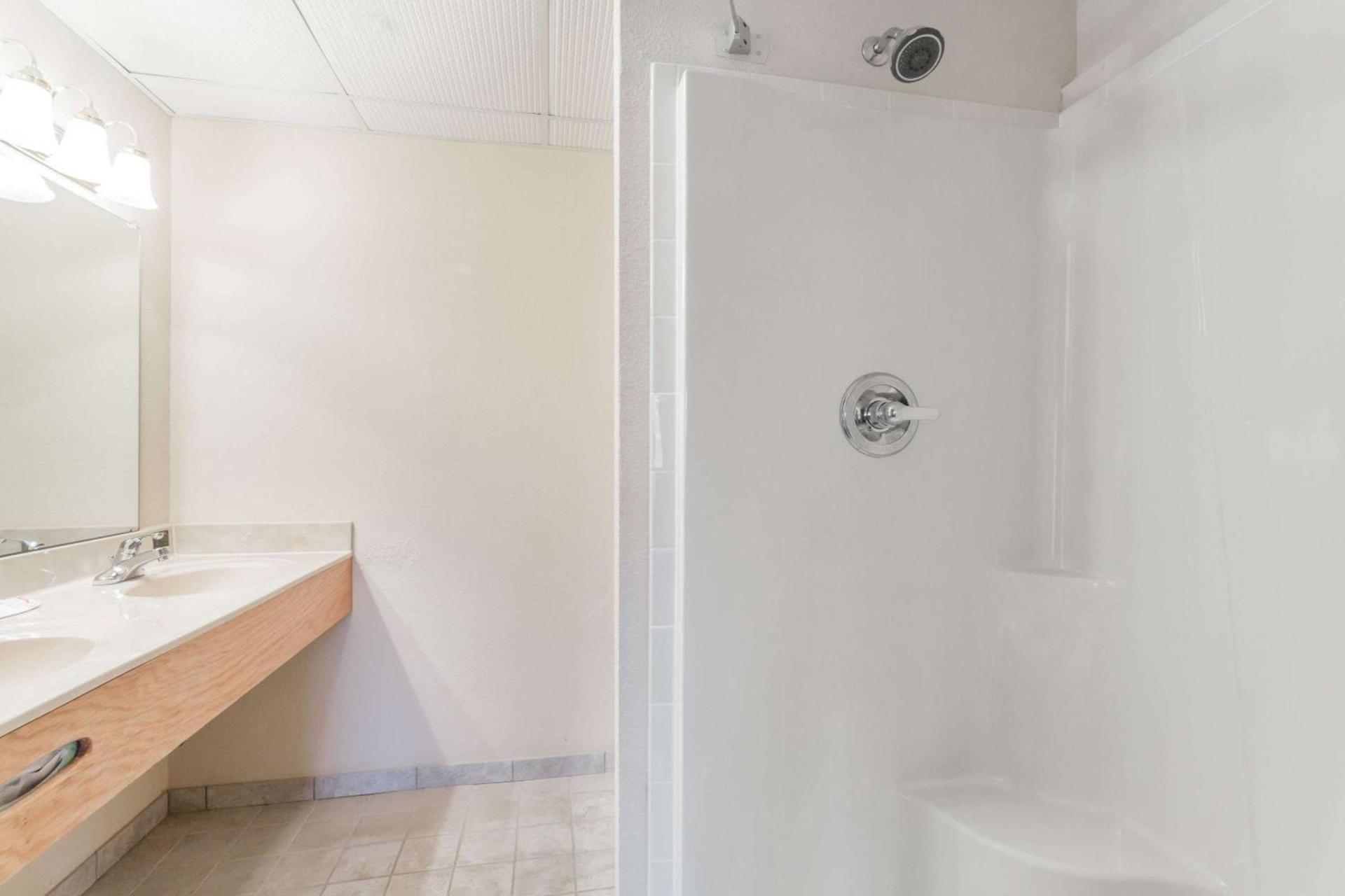 Super 8 by Wyndham Gallipolis Pt Pleasant Area photo 8