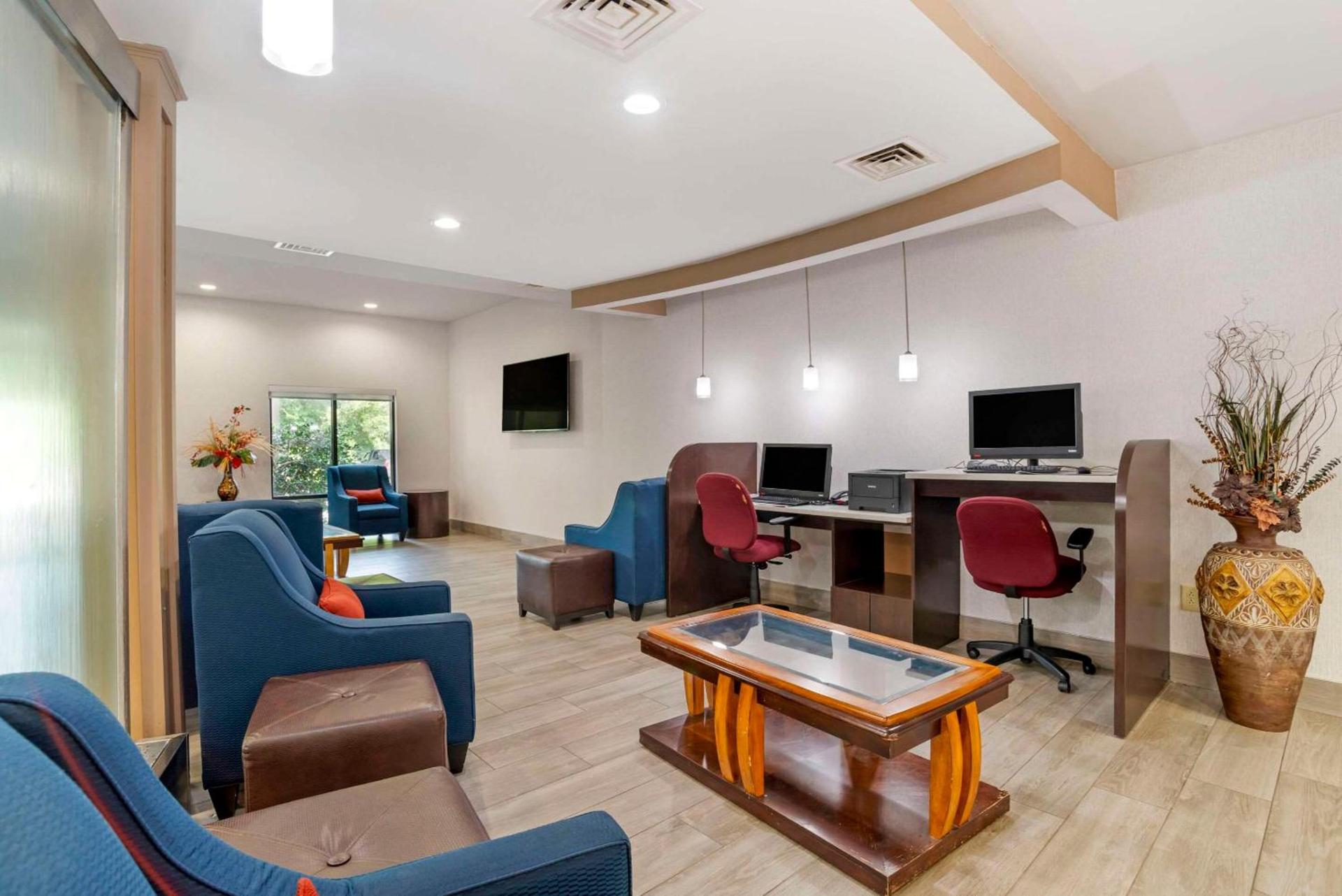 Comfort Suites At WestGate Mall photo 32