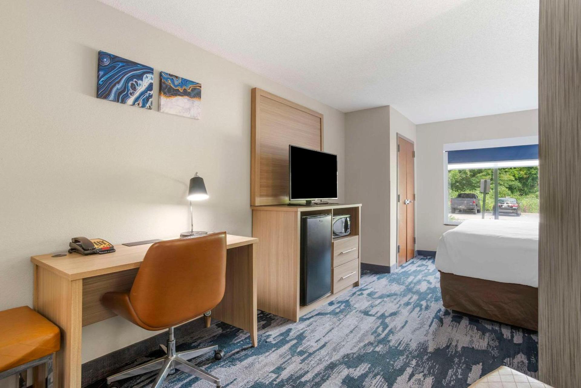 Comfort Suites At WestGate Mall photo 10