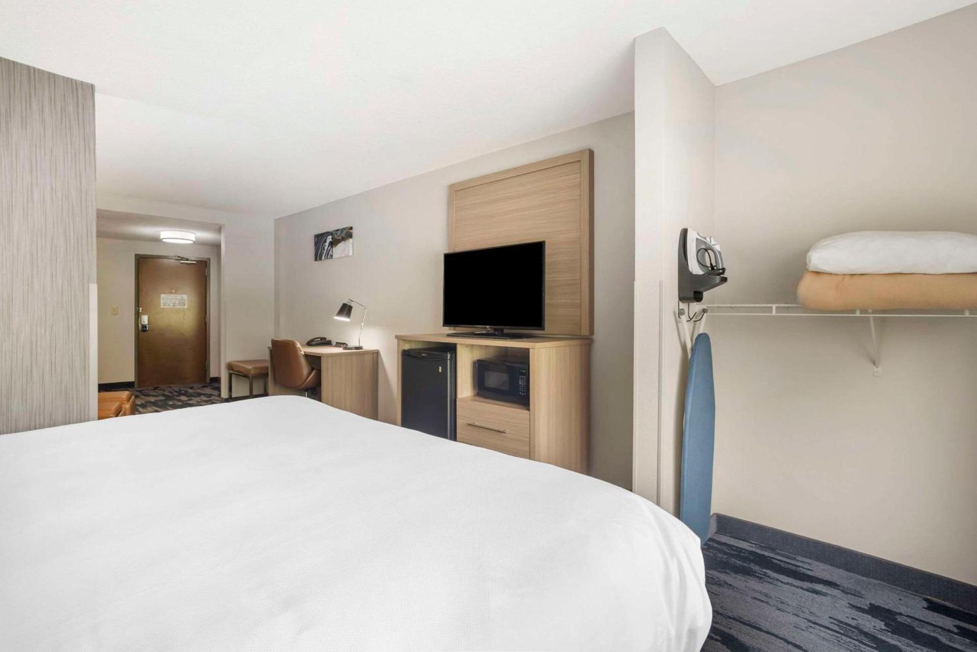 Comfort Suites At WestGate Mall photo 16