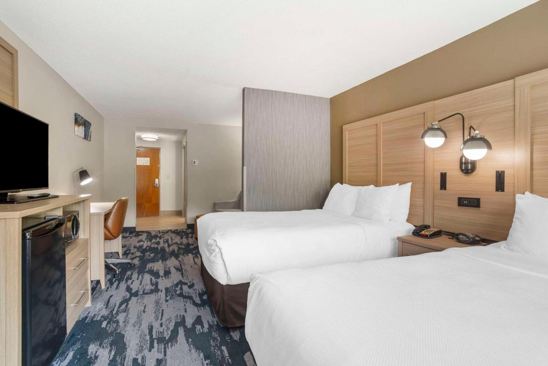 Comfort Suites At WestGate Mall photo 18