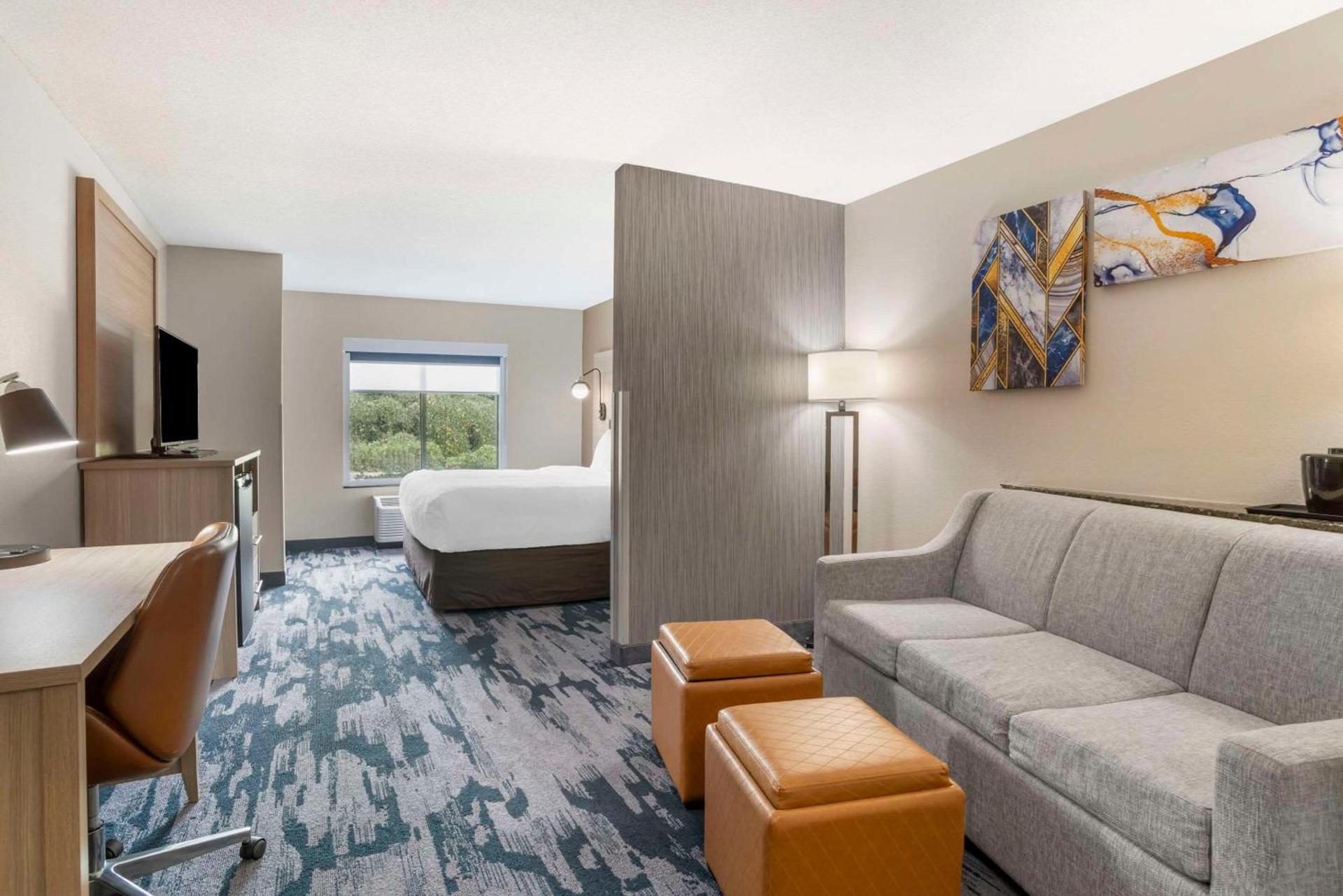 Comfort Suites At WestGate Mall photo 9