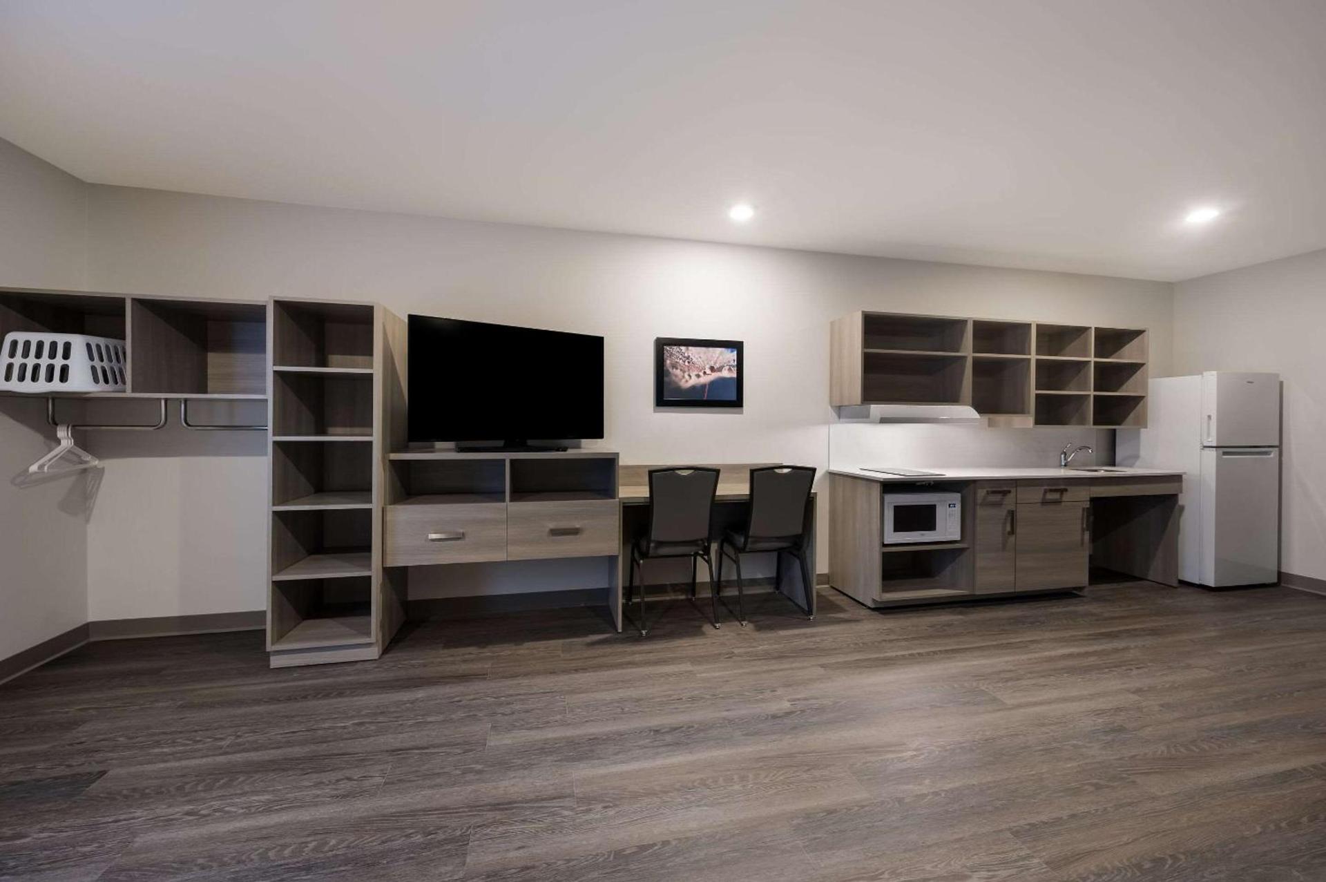 WoodSpring Suites Wixom - Novi photo 12