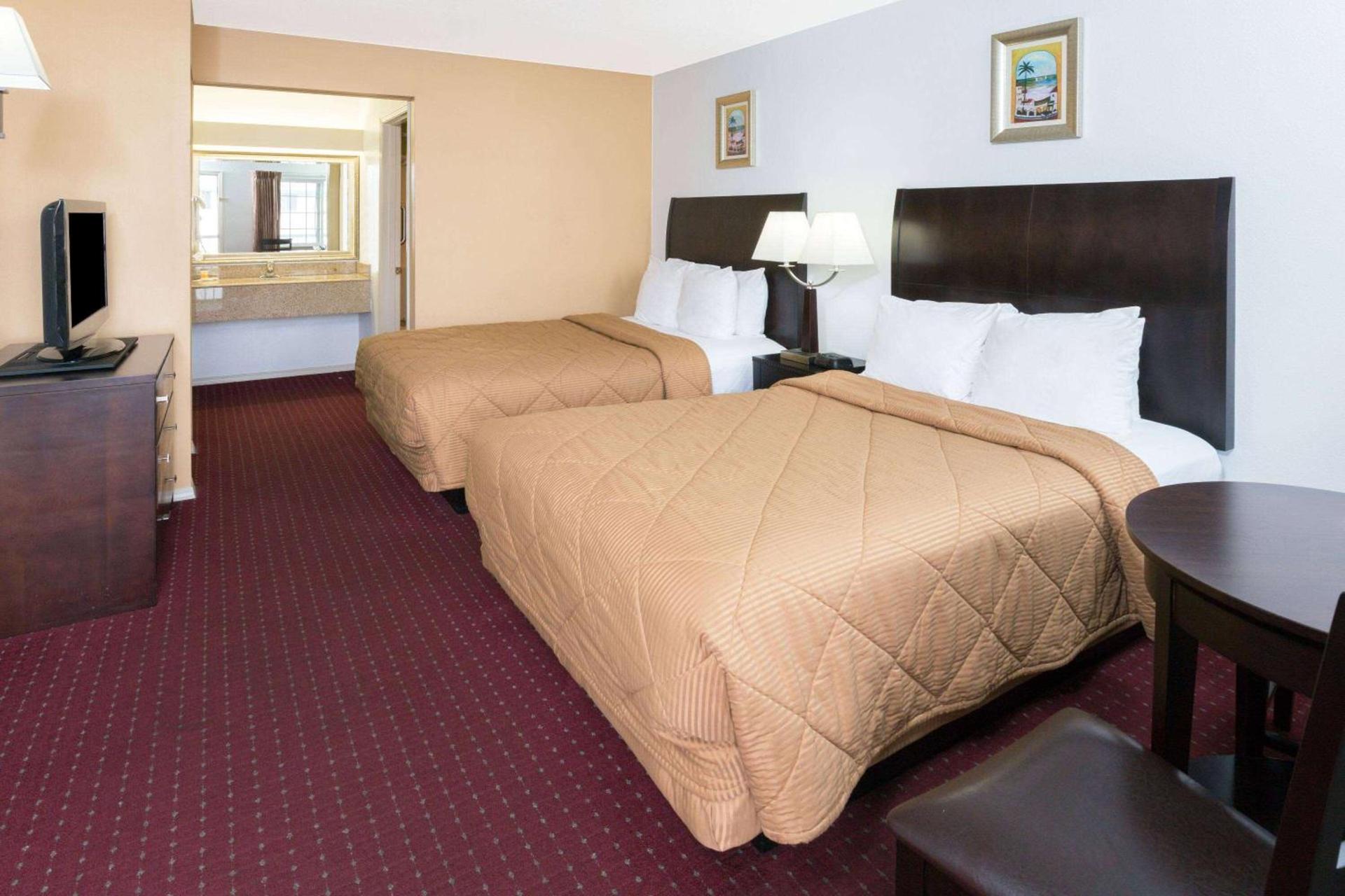 Days Inn by Wyndham Newport OR photo 11