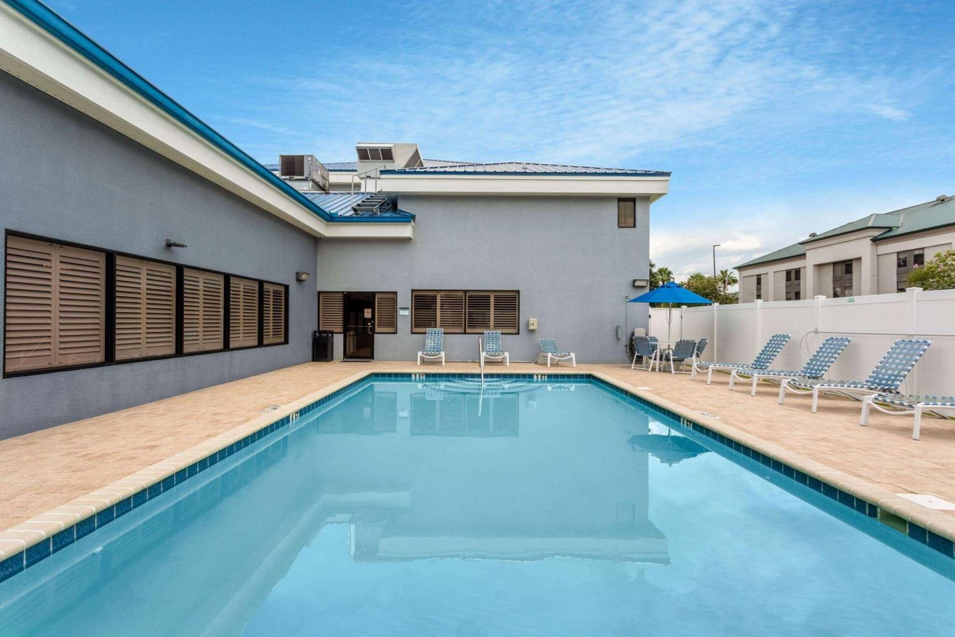 Days Inn & Suites by Wyndham Lakeland photo 8