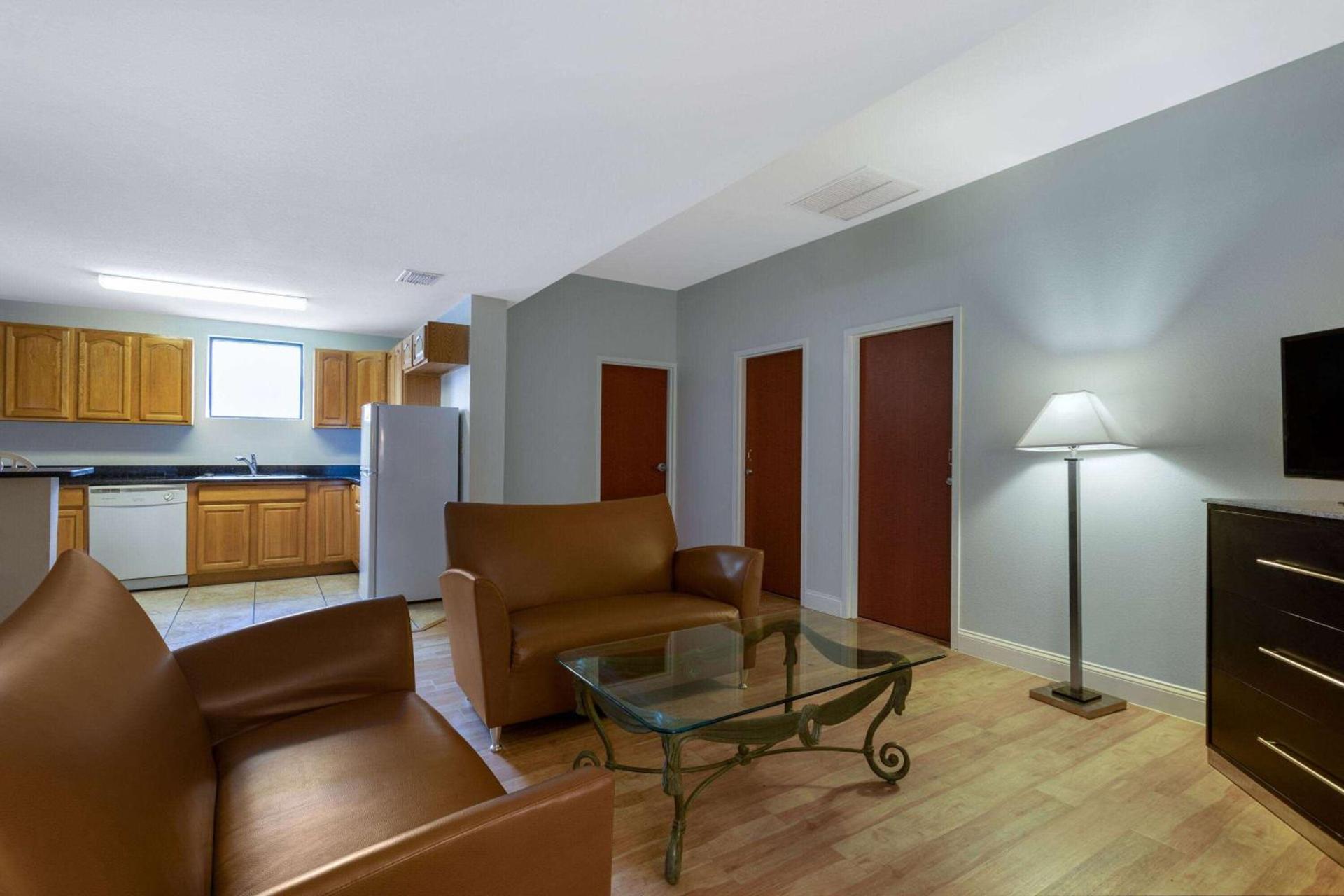 Days Inn & Suites by Wyndham Lakeland photo 21