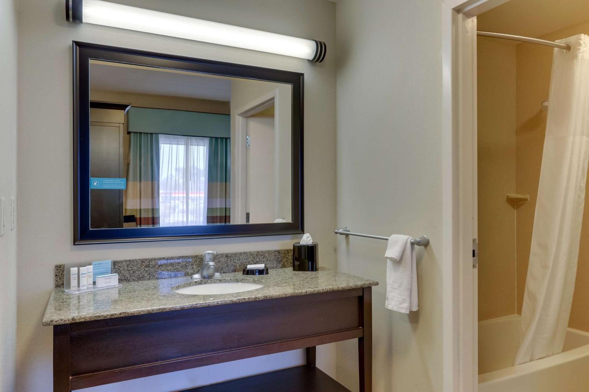 Hampton Inn and Suites Swansboro Near Camp Lejeune photo 28