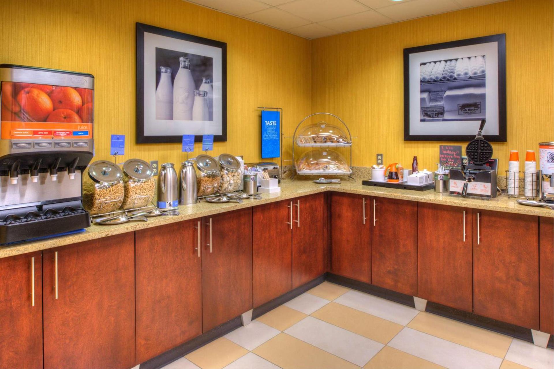 Hampton Inn & Suites Ontario photo 18