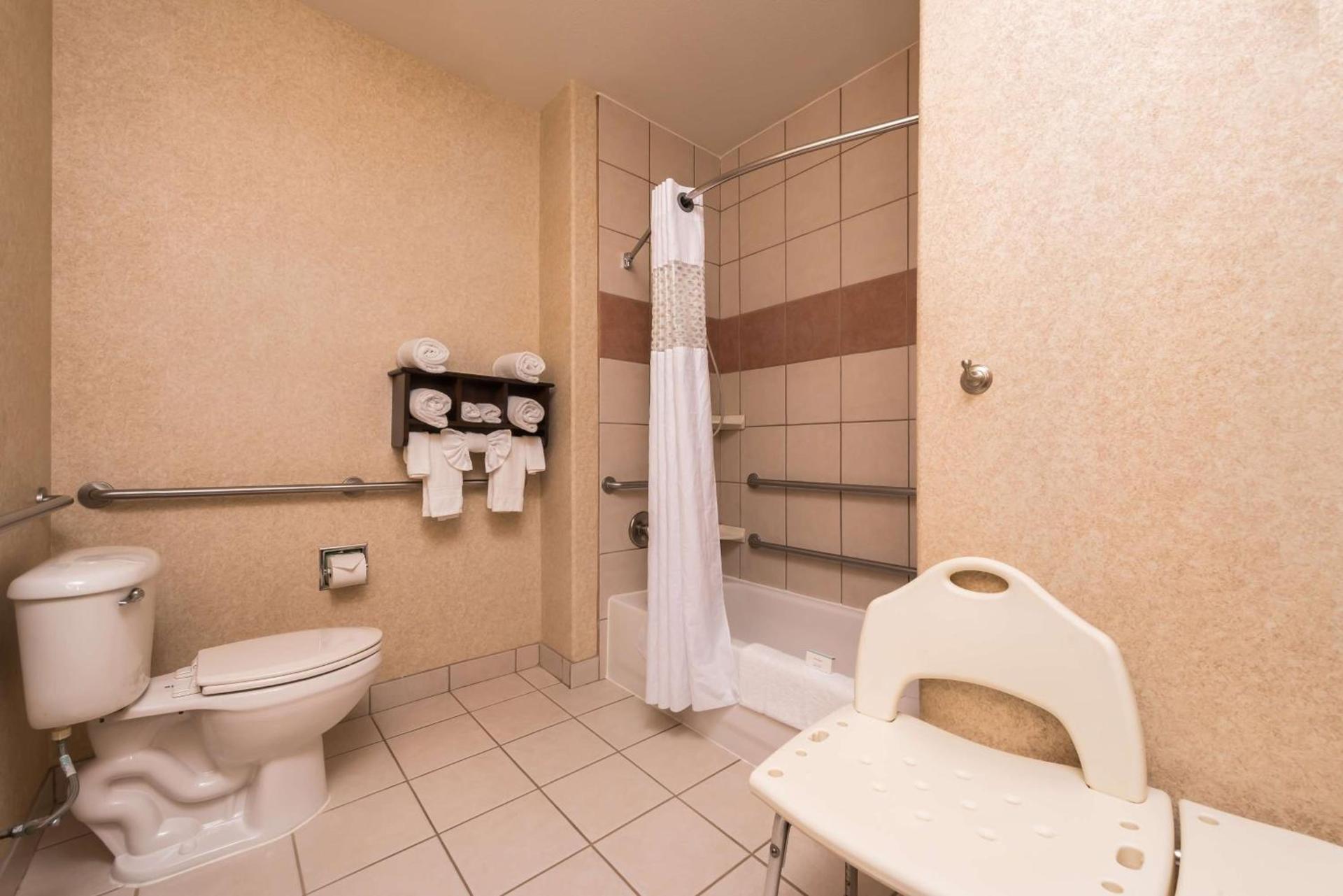 Hampton Inn & Suites Ontario photo 28