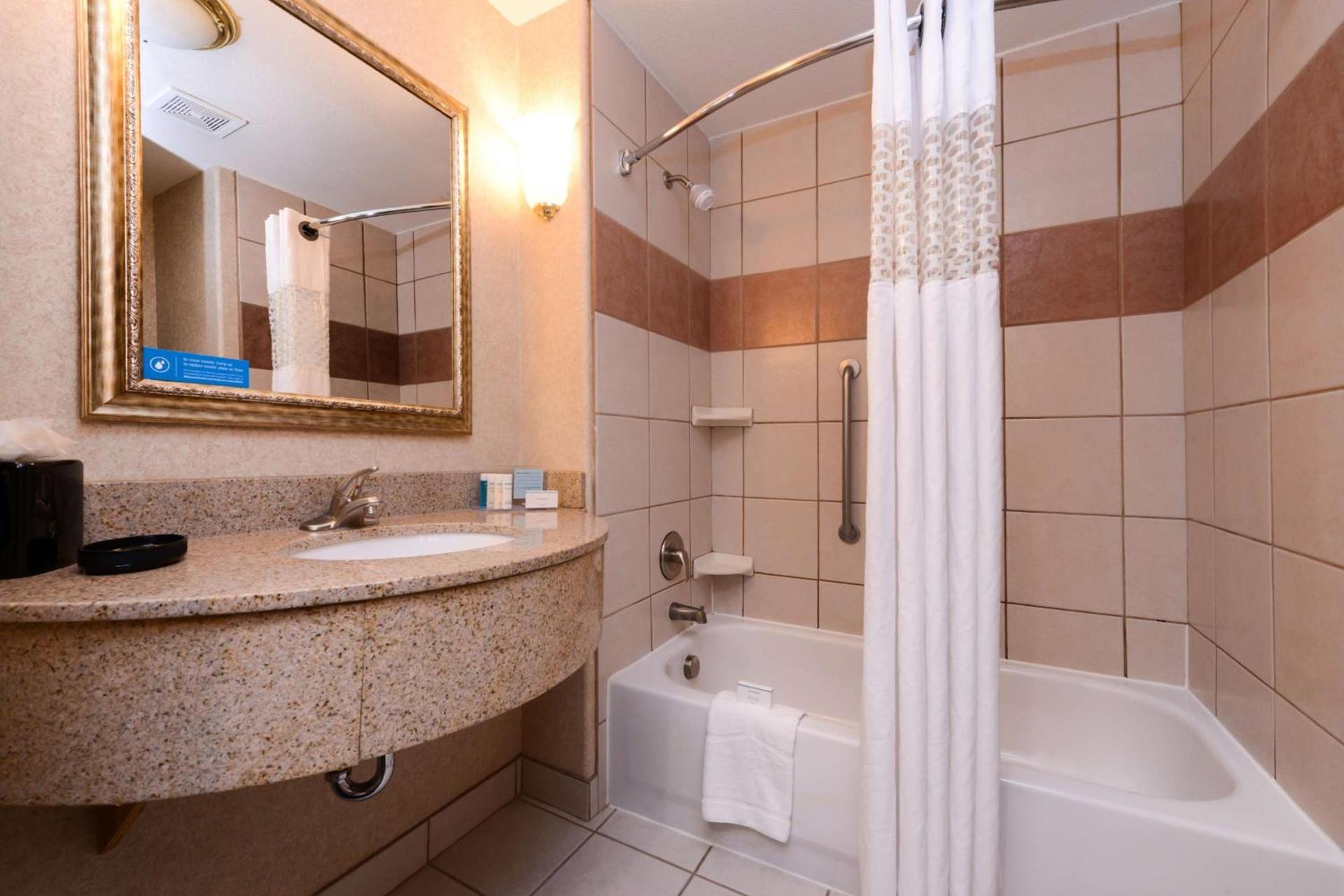 Hampton Inn & Suites Ontario photo 32