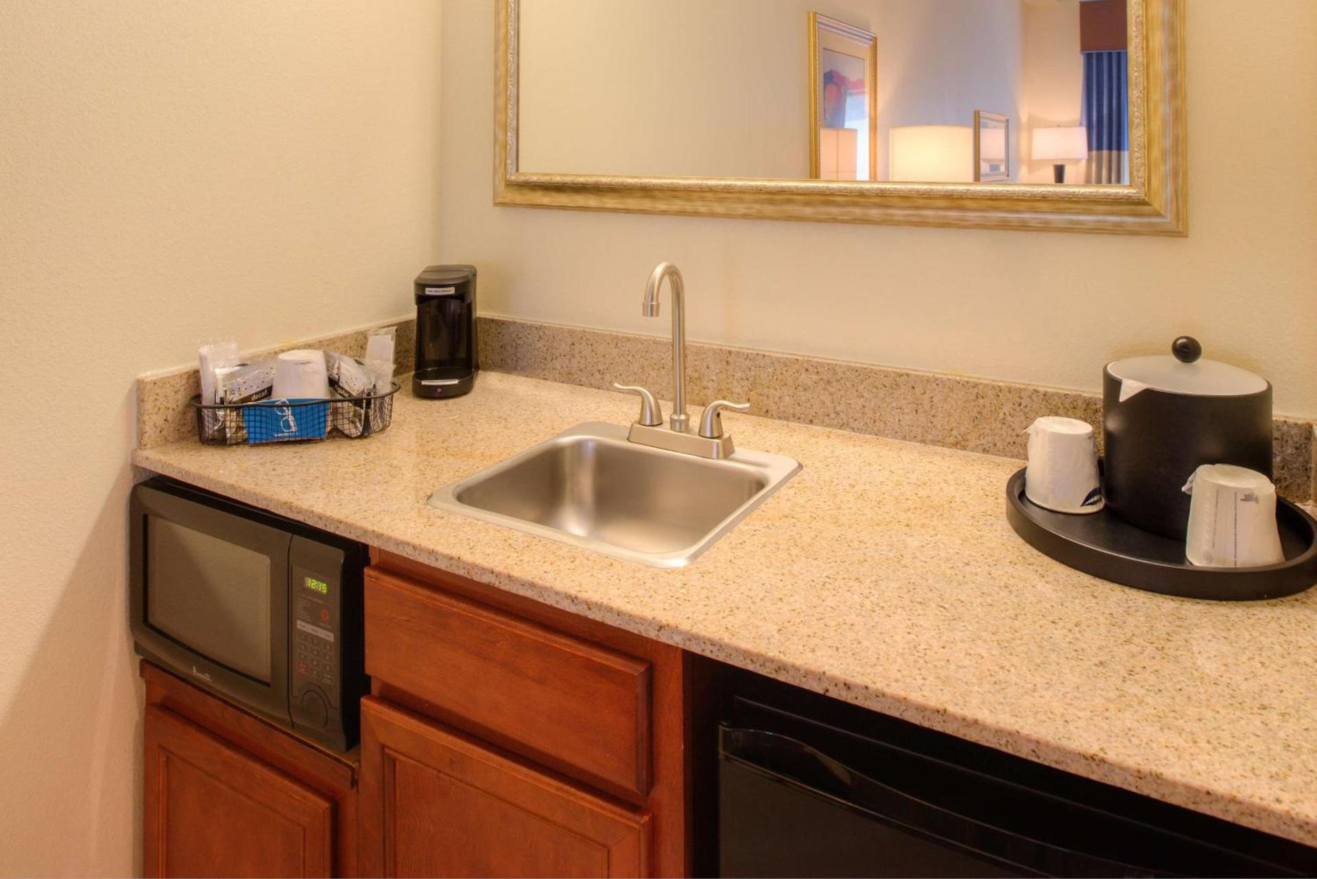 Hampton Inn & Suites Ontario photo 35