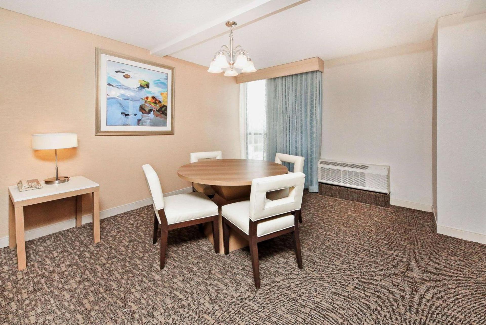 DoubleTree by Hilton Virginia Beach photo 12