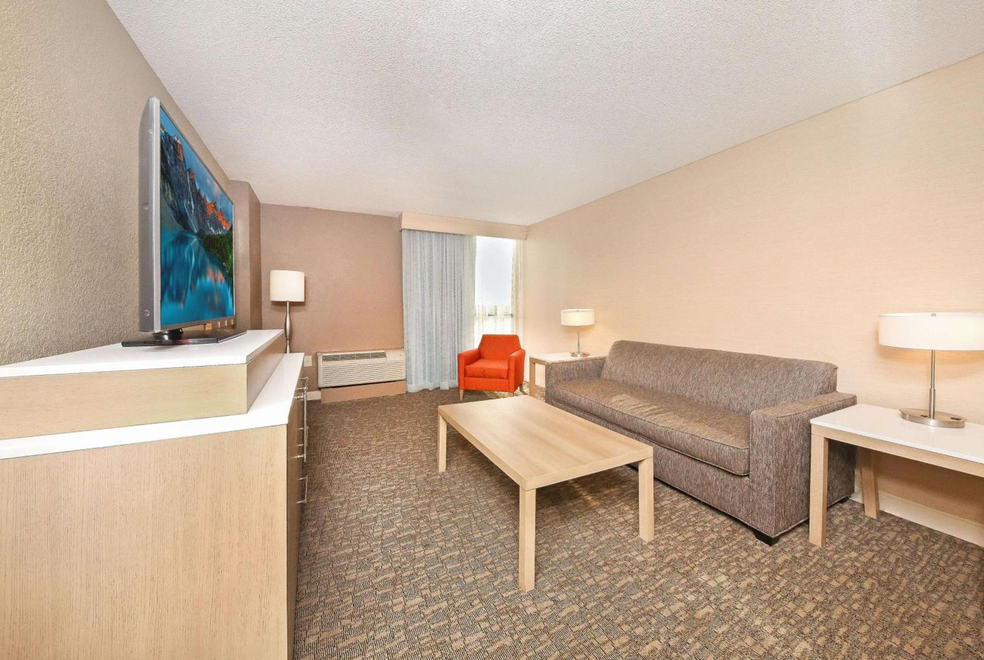 DoubleTree by Hilton Virginia Beach photo 17