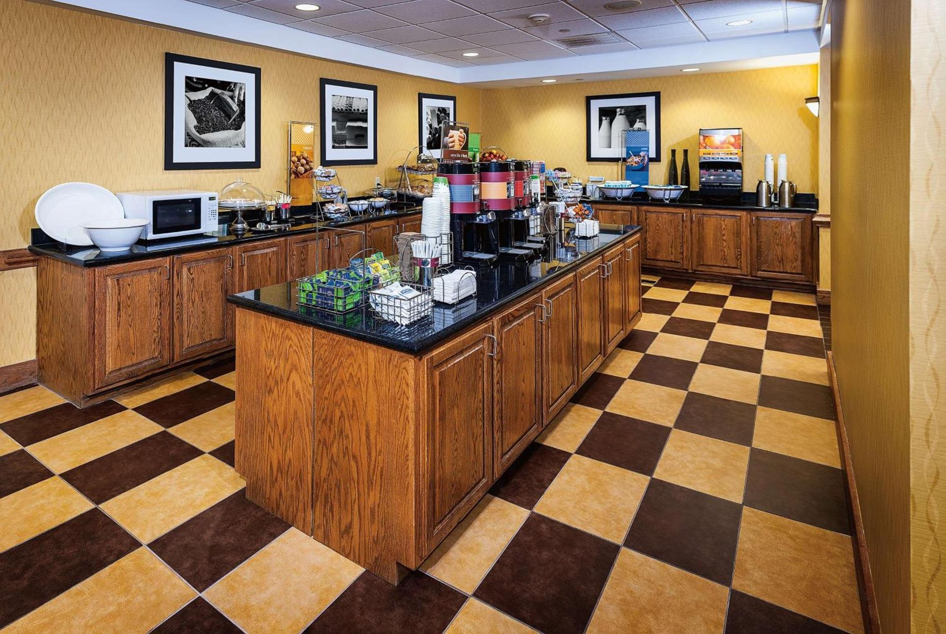 Hampton Inn & Suites Chesapeake-Square Mall photo 29
