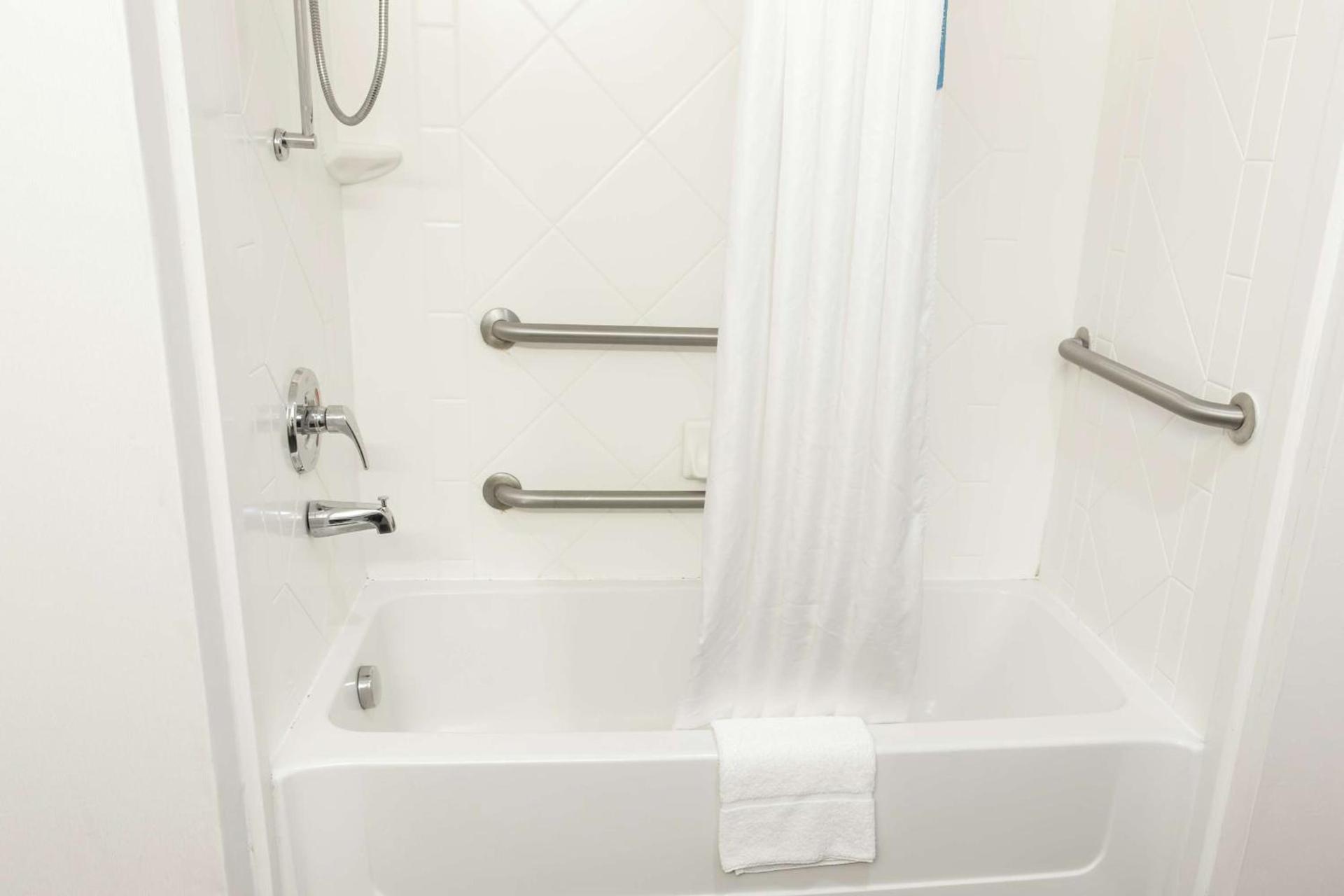 Hampton Inn & Suites Chesapeake-Square Mall photo 14