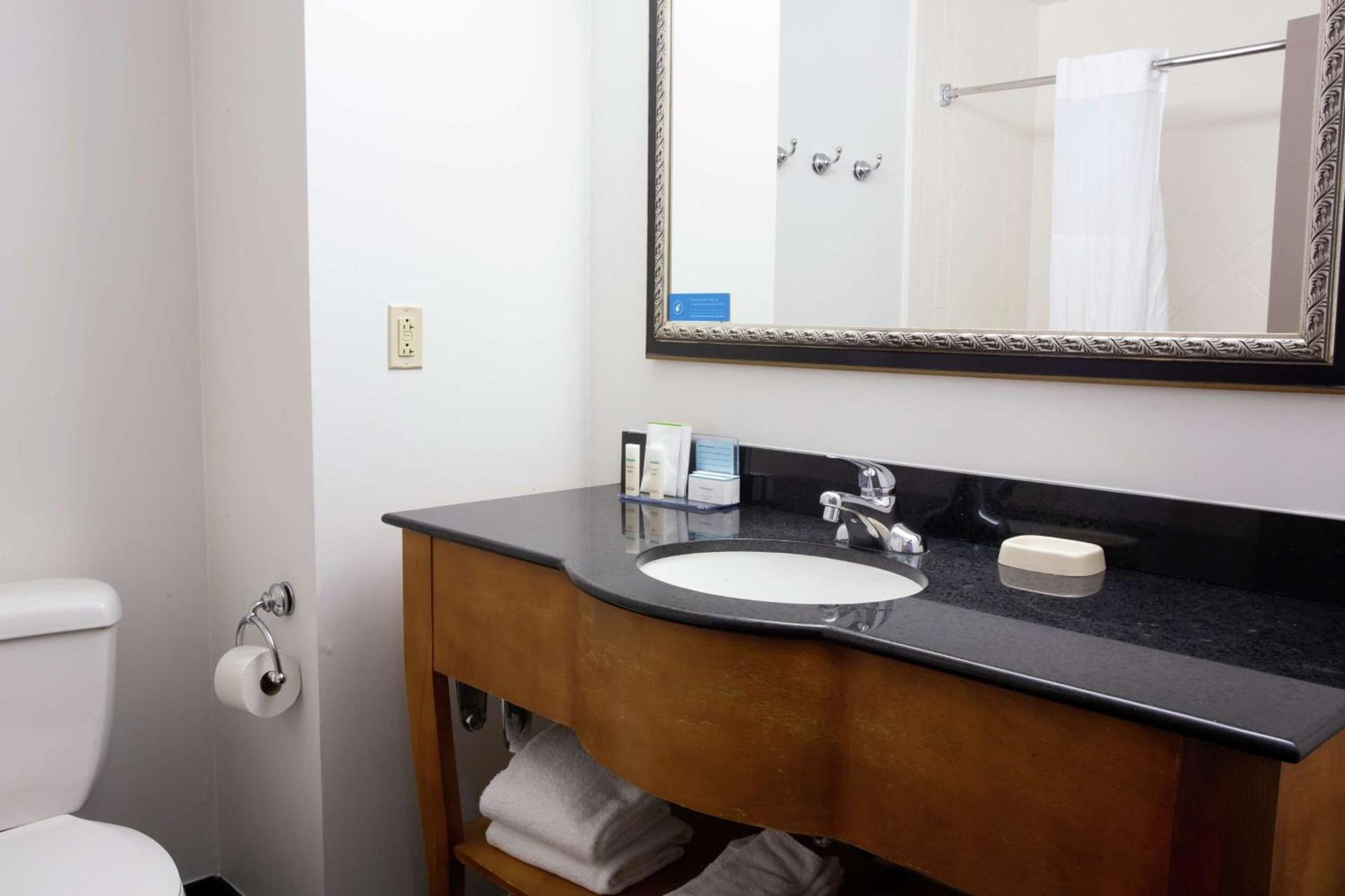 Hampton Inn & Suites Chesapeake-Square Mall photo 28