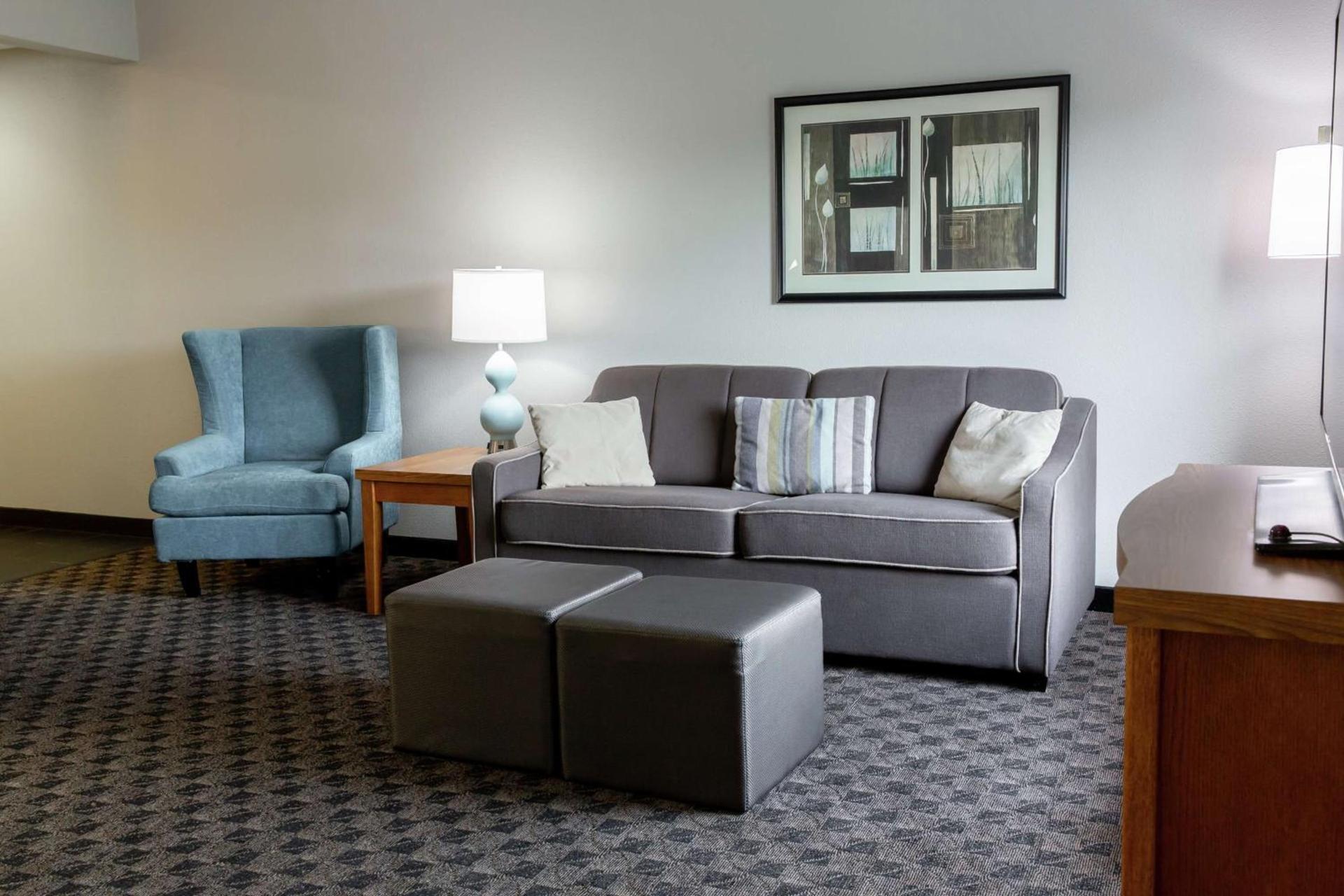 Hampton Inn & Suites Chesapeake-Square Mall photo 34