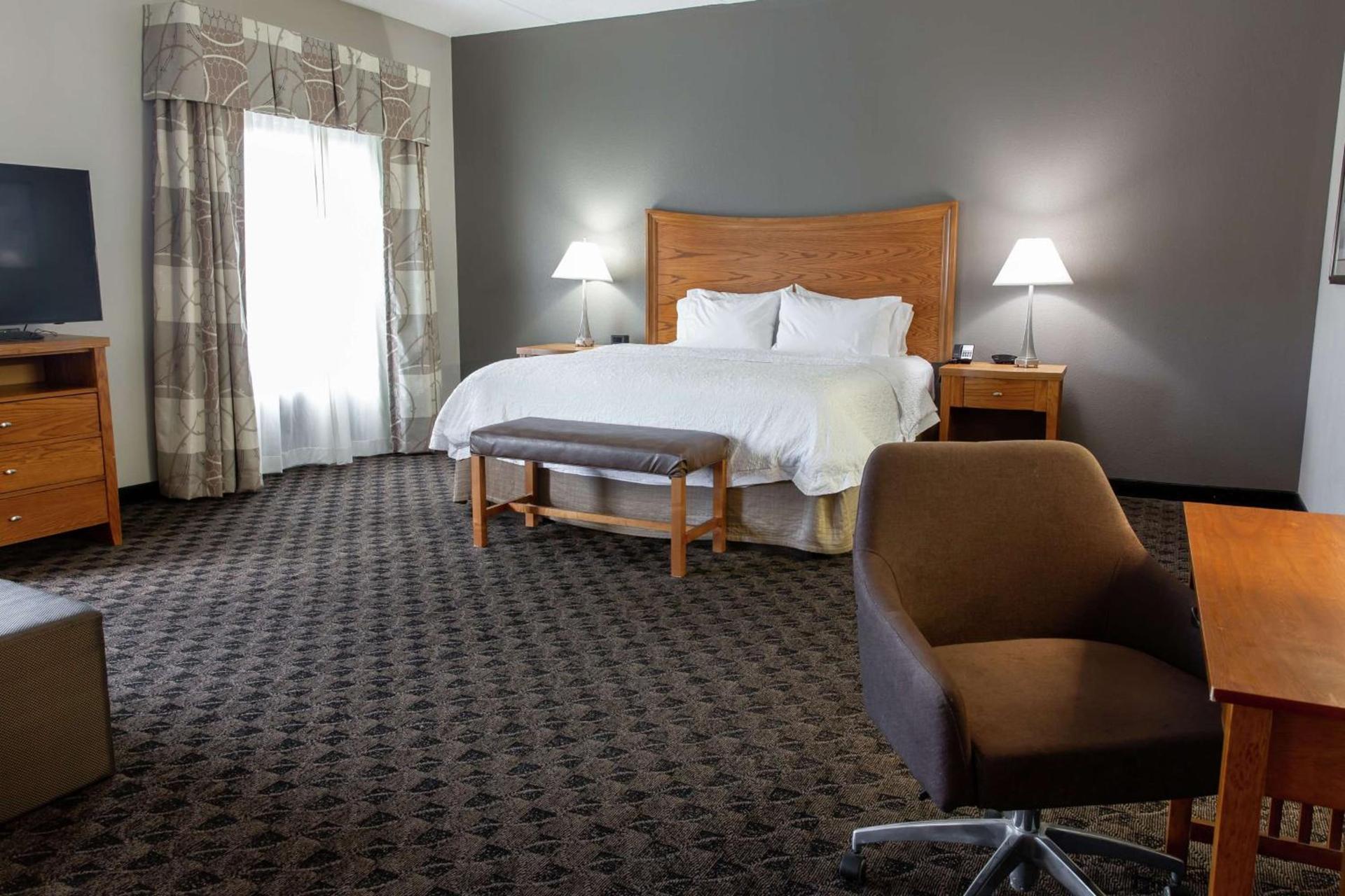 Hampton Inn & Suites Chesapeake-Square Mall photo 11