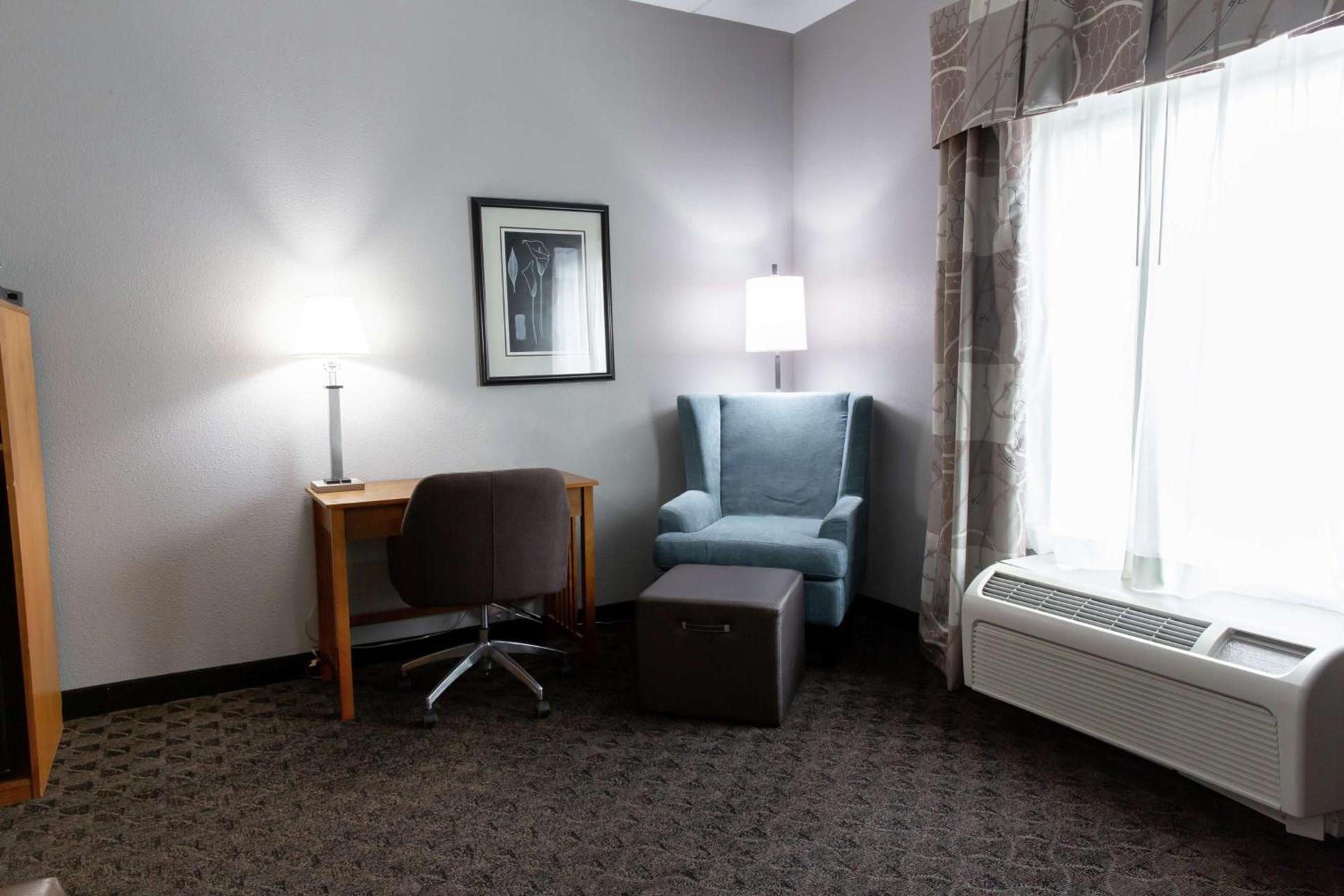 Hampton Inn & Suites Chesapeake-Square Mall photo 9