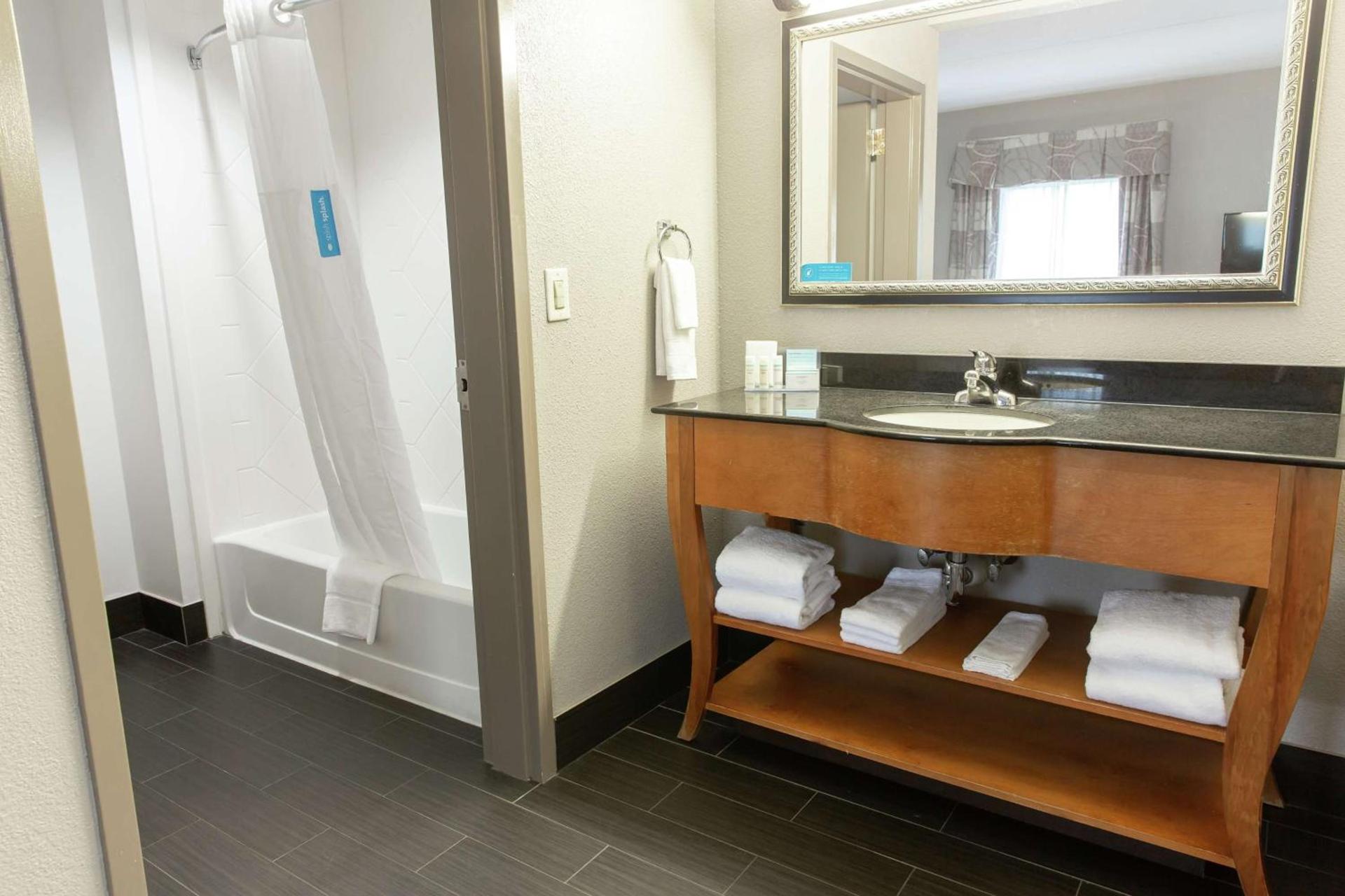 Hampton Inn & Suites Chesapeake-Square Mall photo 16