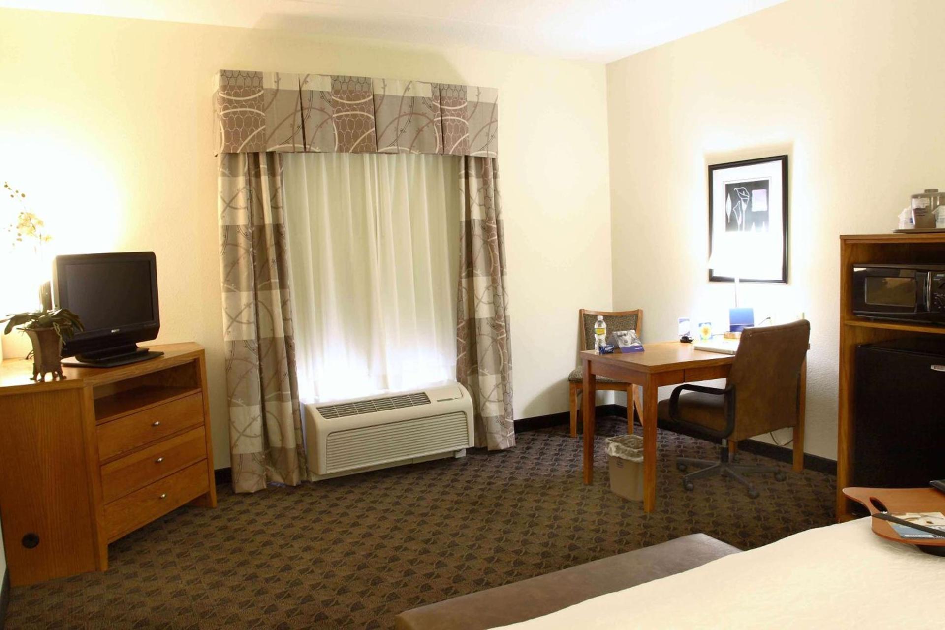 Hampton Inn & Suites Chesapeake-Square Mall photo 13