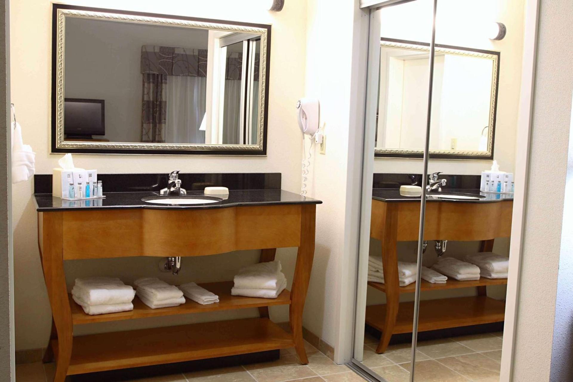 Hampton Inn & Suites Chesapeake-Square Mall photo 26