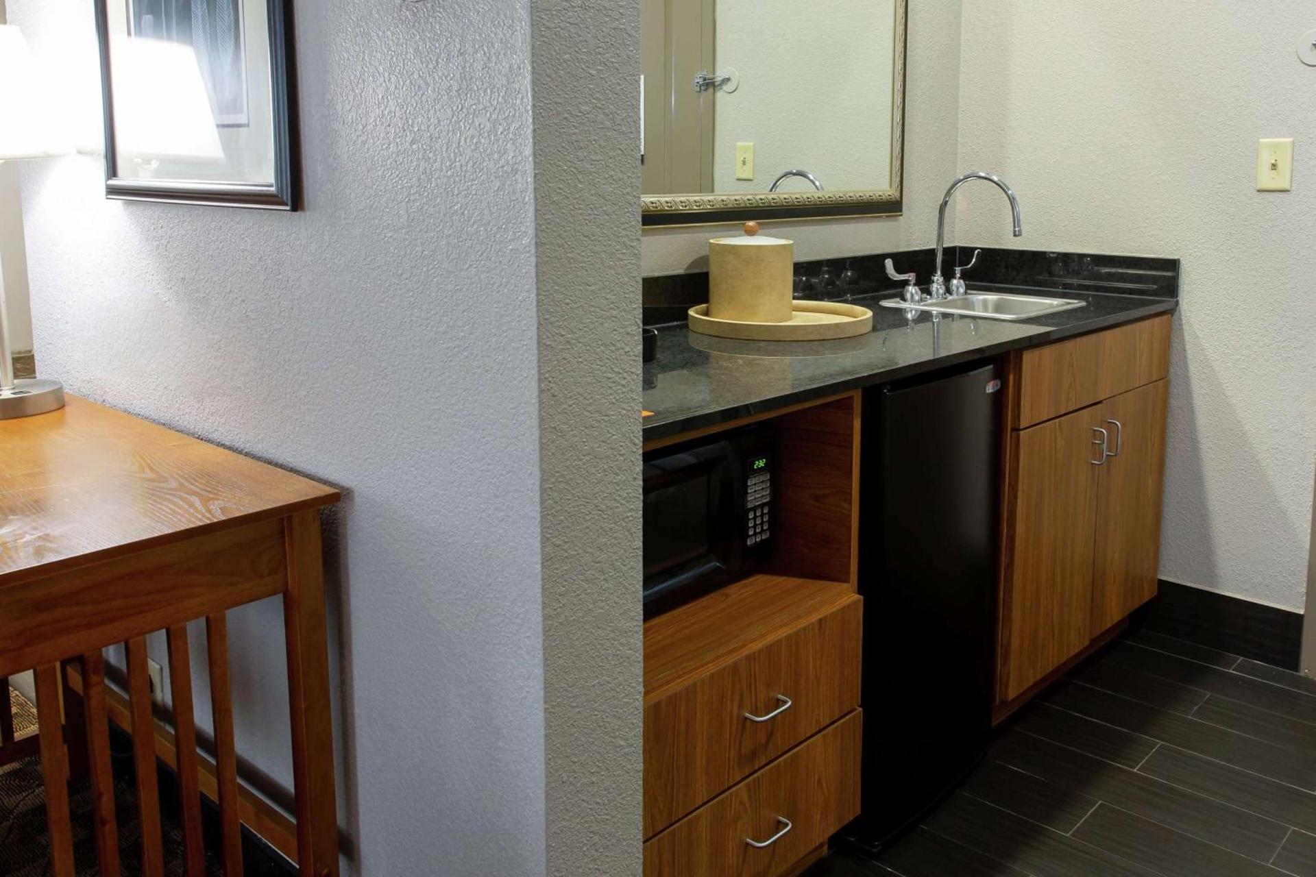 Hampton Inn & Suites Chesapeake-Square Mall photo 24