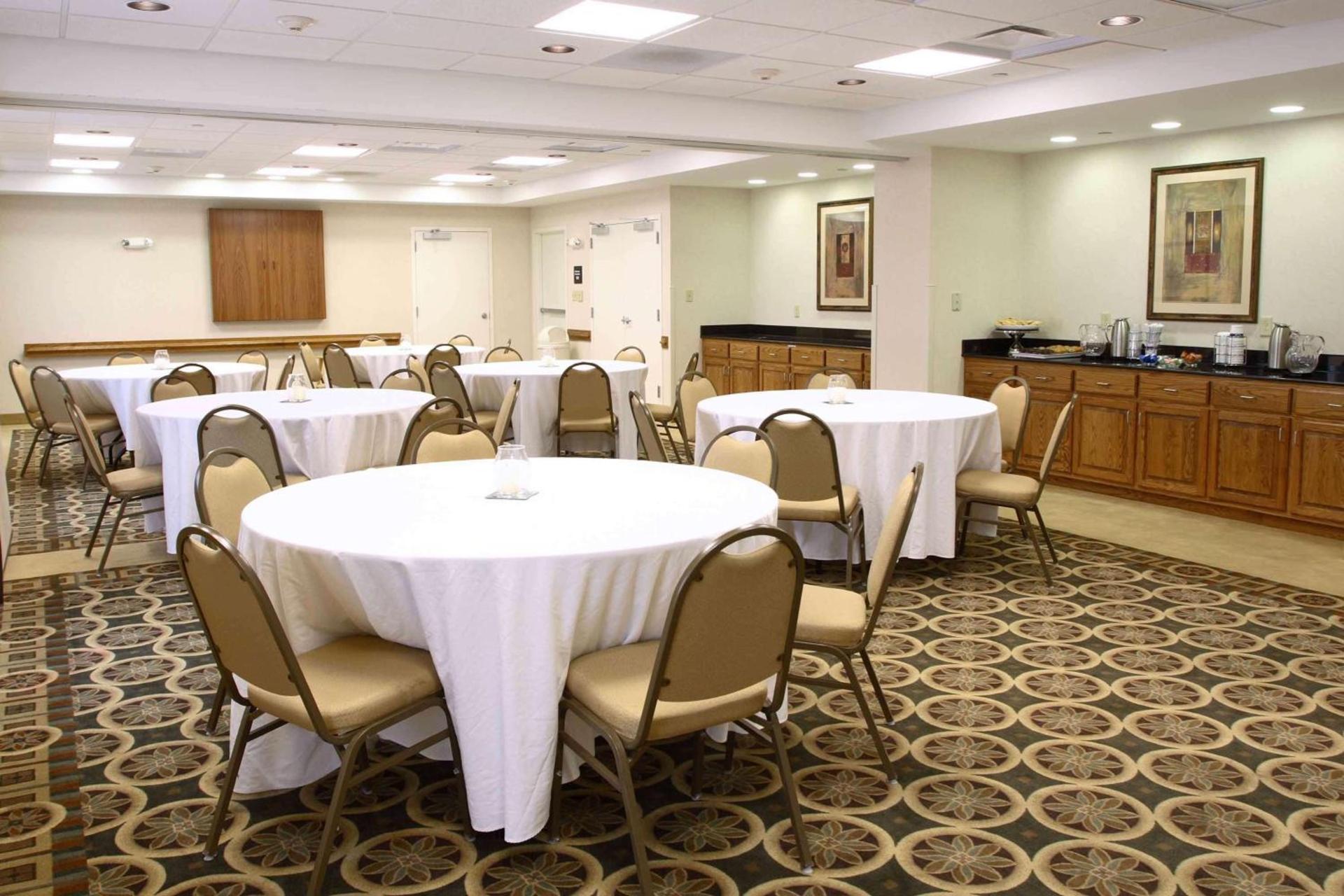 Hampton Inn & Suites Chesapeake-Square Mall photo 12