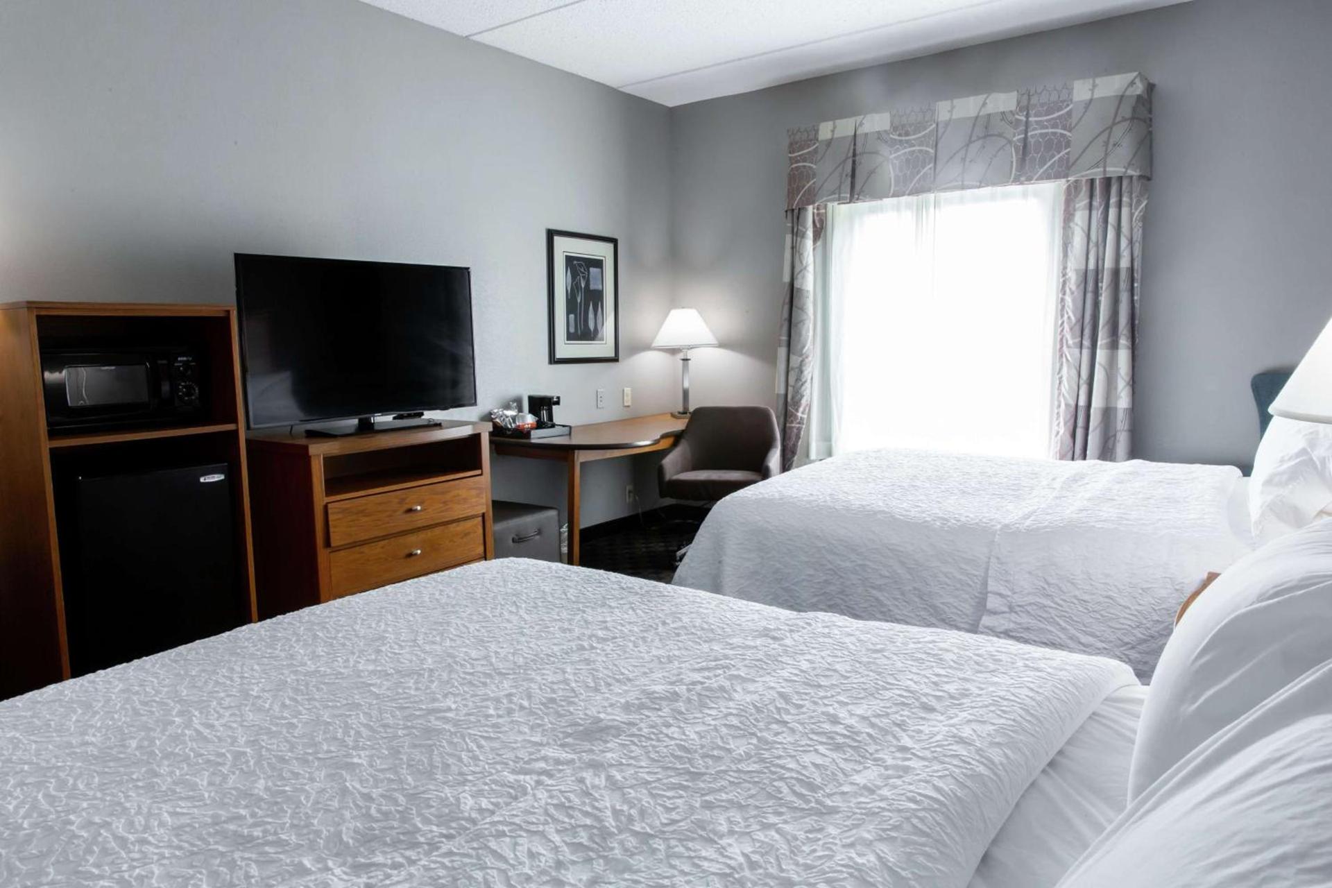 Hampton Inn & Suites Chesapeake-Square Mall photo 33