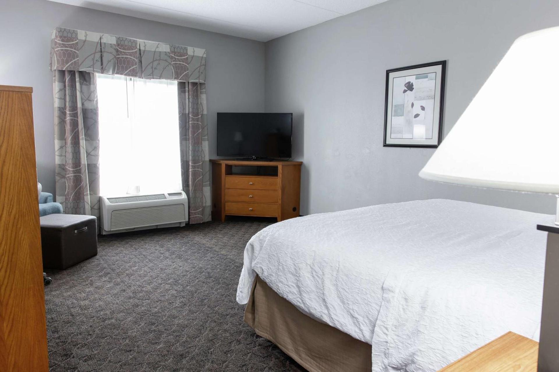 Hampton Inn & Suites Chesapeake-Square Mall photo 25