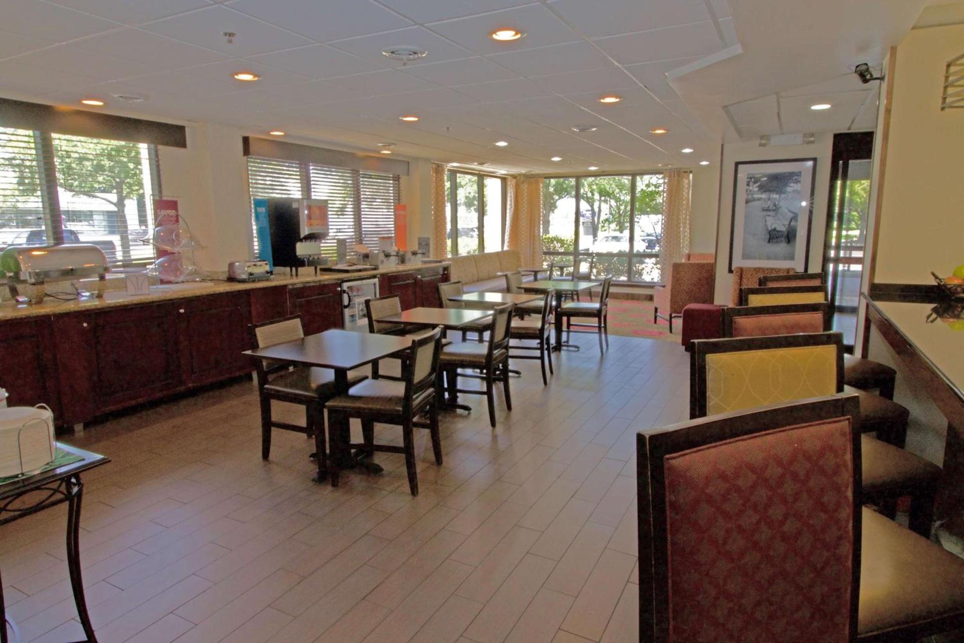 Hampton Inn Norfolk/Chesapeake - Greenbrier Area photo 11