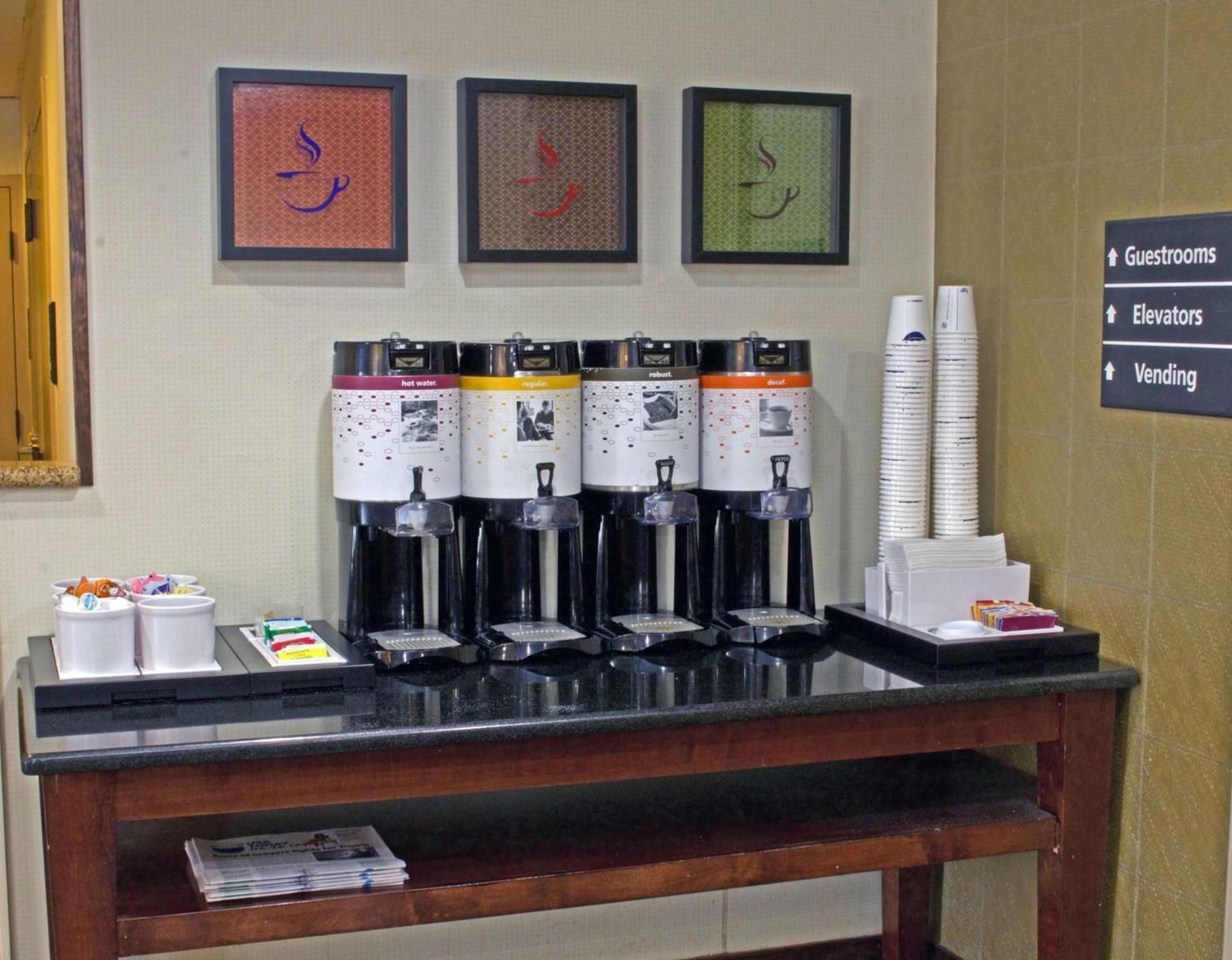 Hampton Inn Norfolk/Chesapeake - Greenbrier Area photo 12