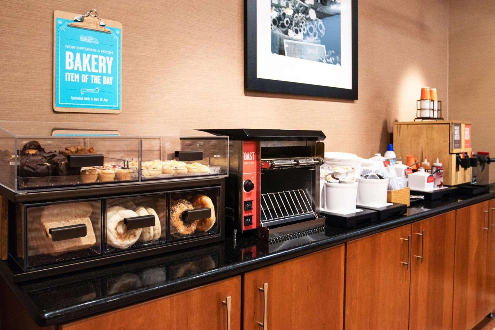 Hampton Inn Gloucester photo 15