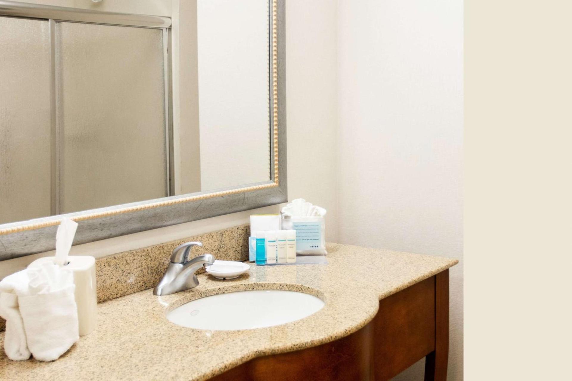 Hampton Inn Gloucester photo 25