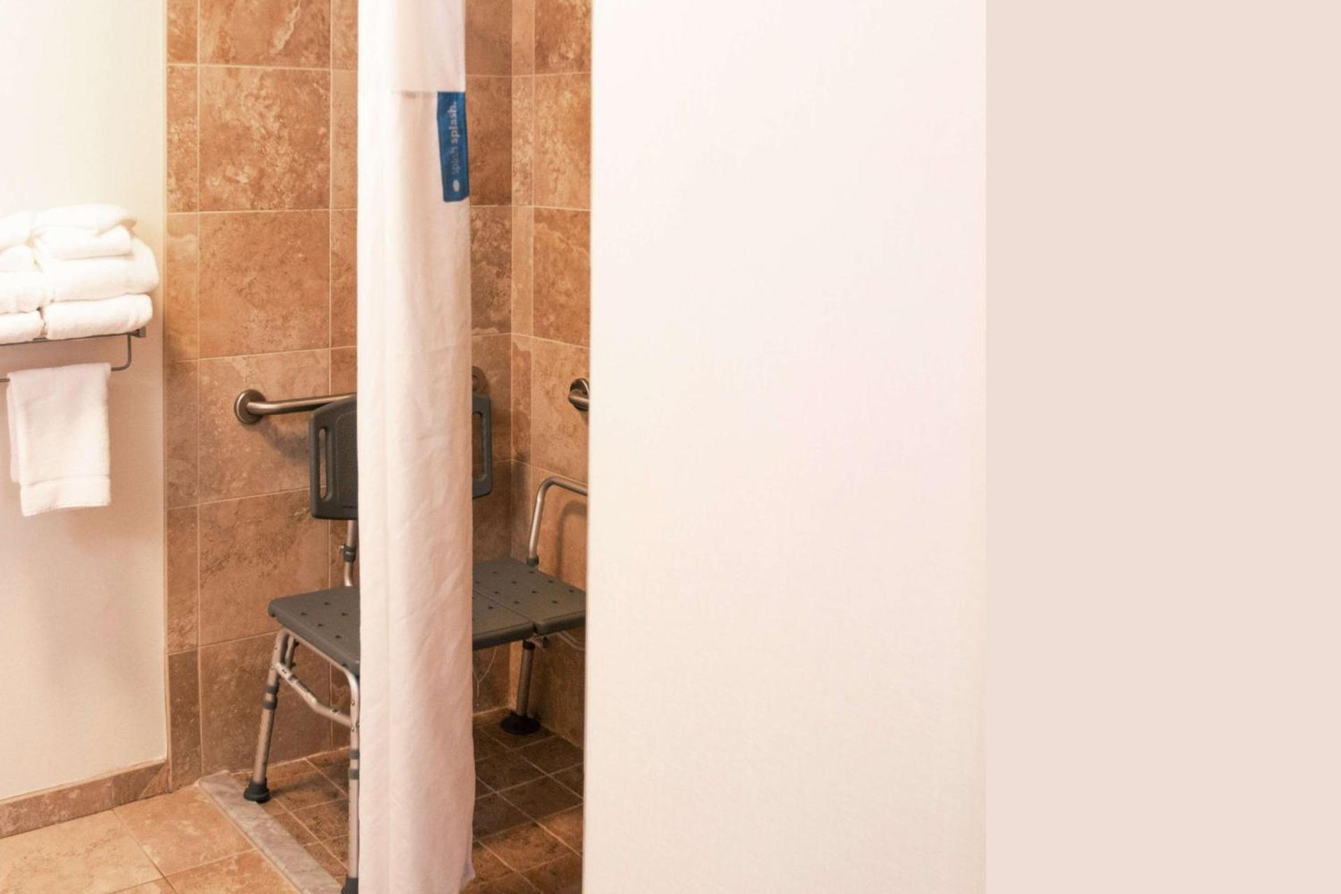 Hampton Inn Gloucester photo 31