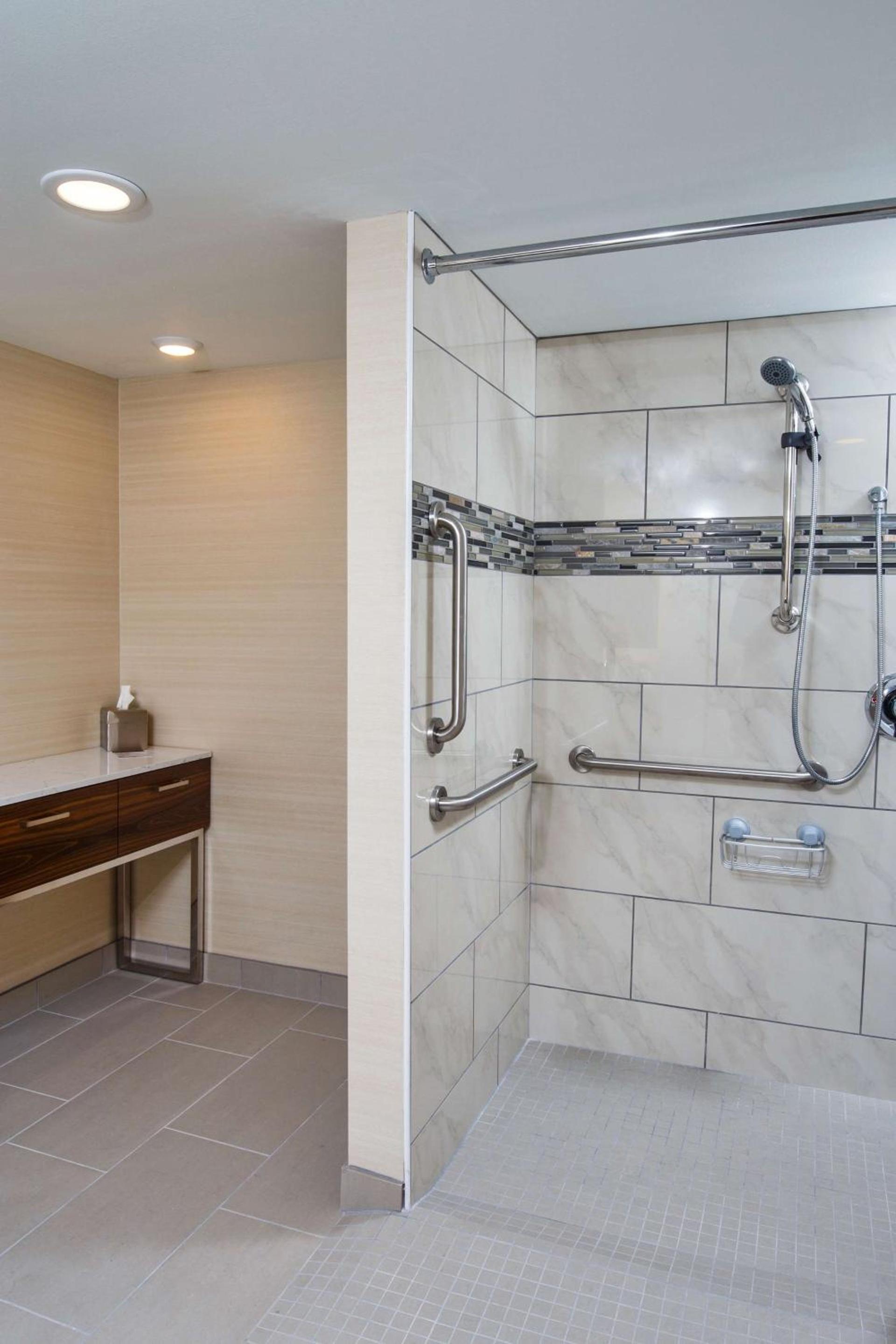 DoubleTree by Hilton Neenah photo 16